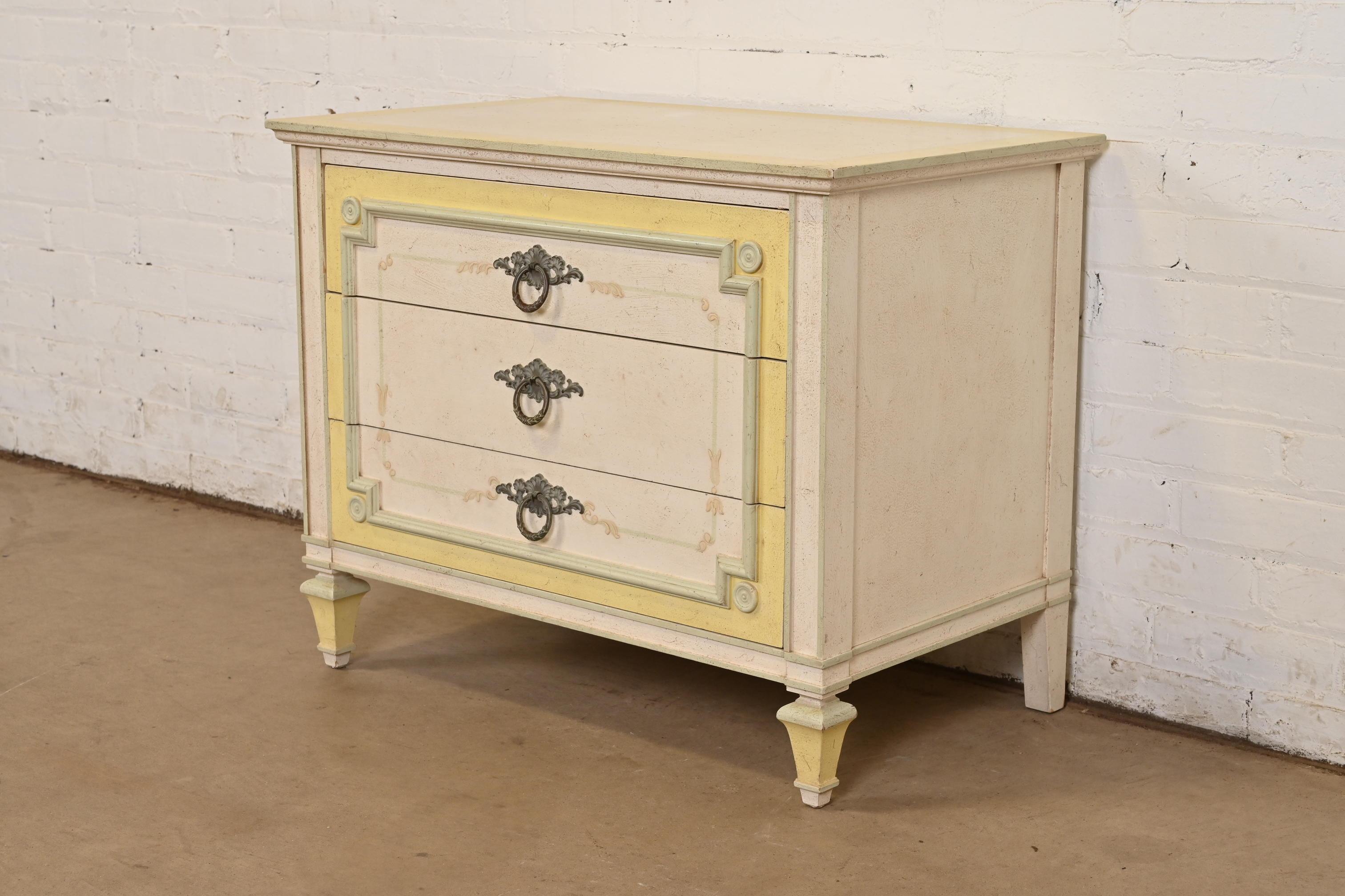 John Widdicomb French Regency Louis XVI Painted Bachelor Chest or Bedside Chest (Coffre de célibataire ou de chevet) Bon état - En vente à South Bend, IN
