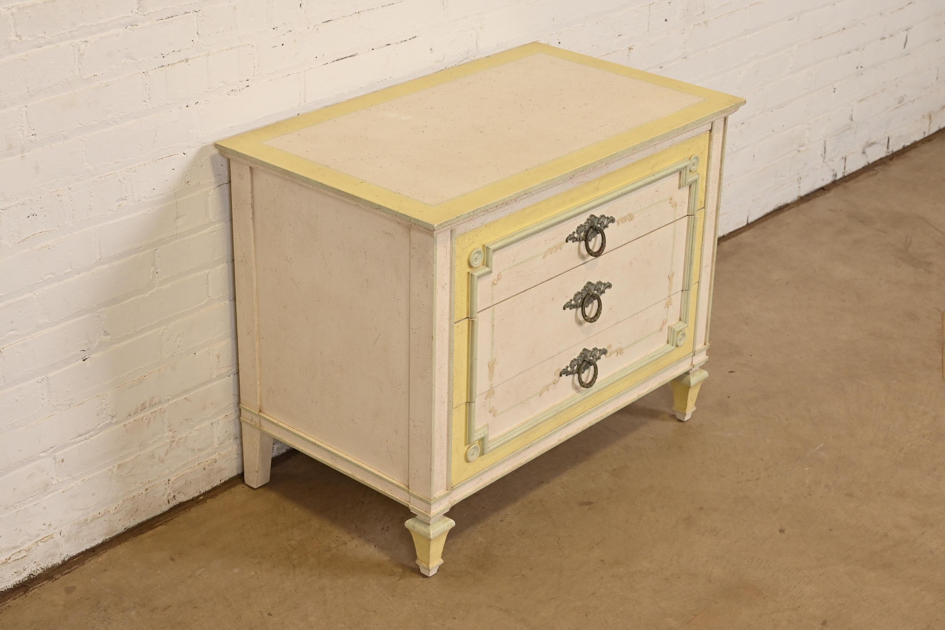 Milieu du XXe siècle John Widdicomb French Regency Louis XVI Painted Bachelor Chest or Bedside Chest (Coffre de célibataire ou de chevet) en vente