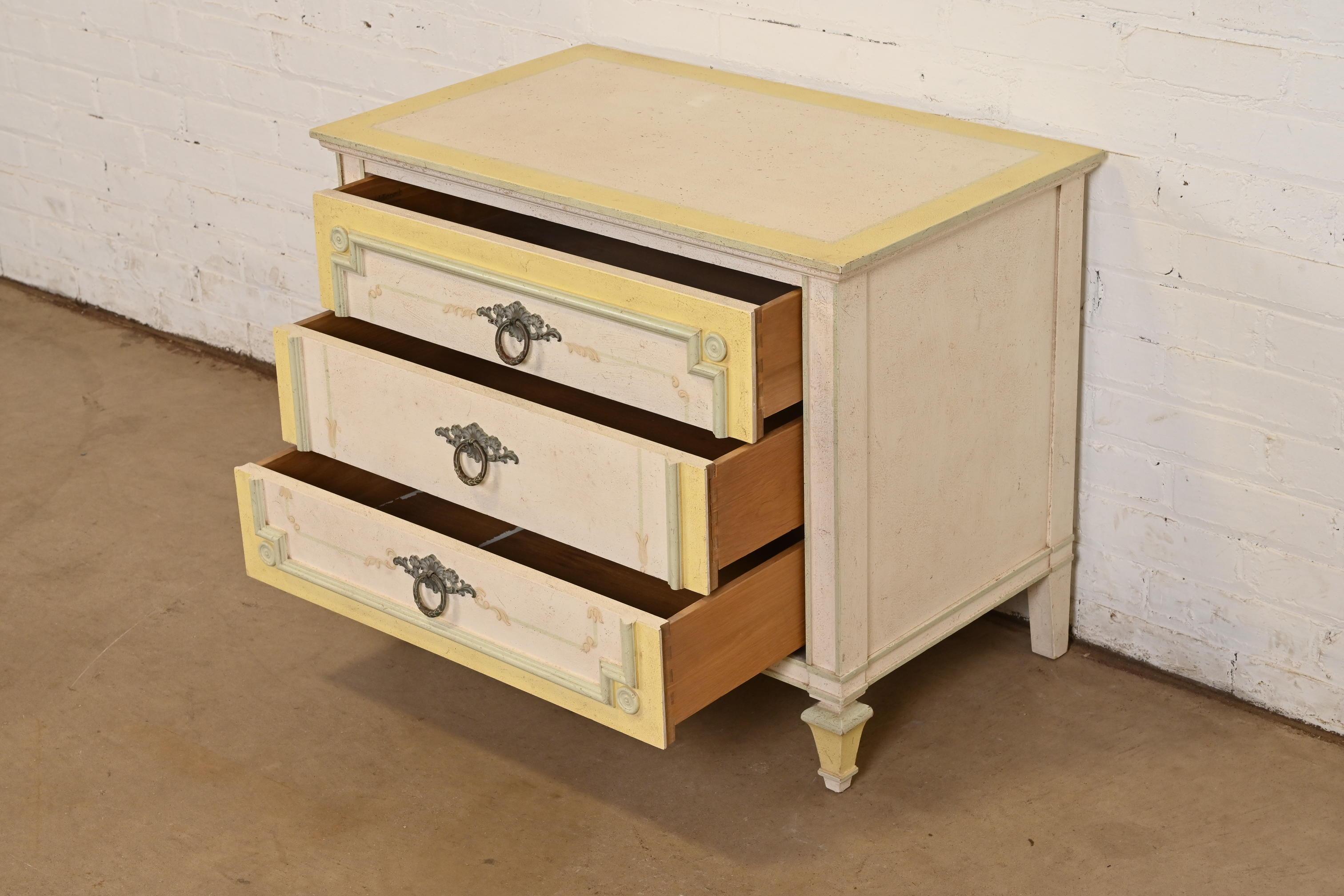 Laiton John Widdicomb French Regency Louis XVI Painted Bachelor Chest or Bedside Chest (Coffre de célibataire ou de chevet) en vente