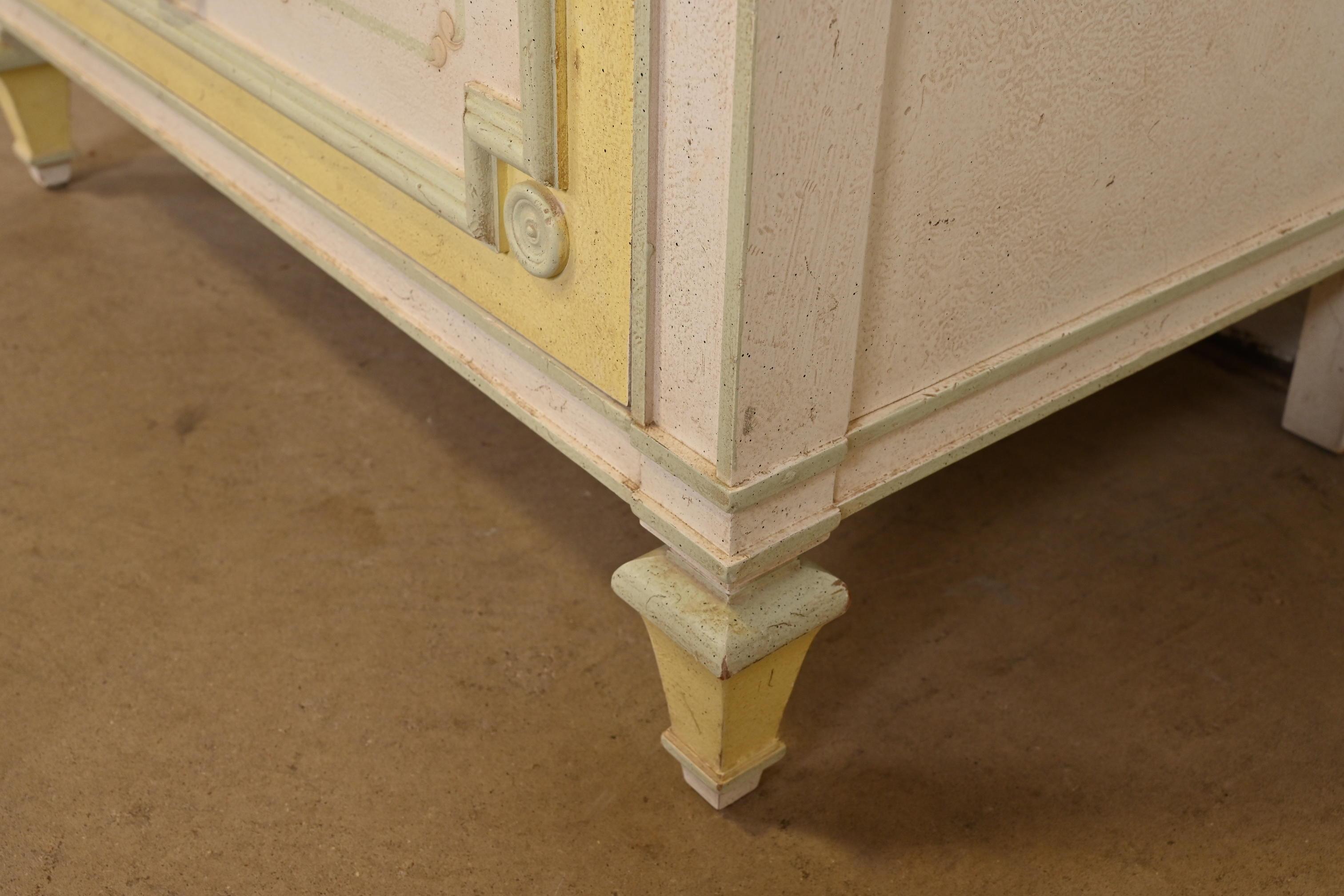 John Widdicomb French Regency Louis XVI Painted Bachelor Chest or Bedside Chest (Coffre de célibataire ou de chevet) en vente 3