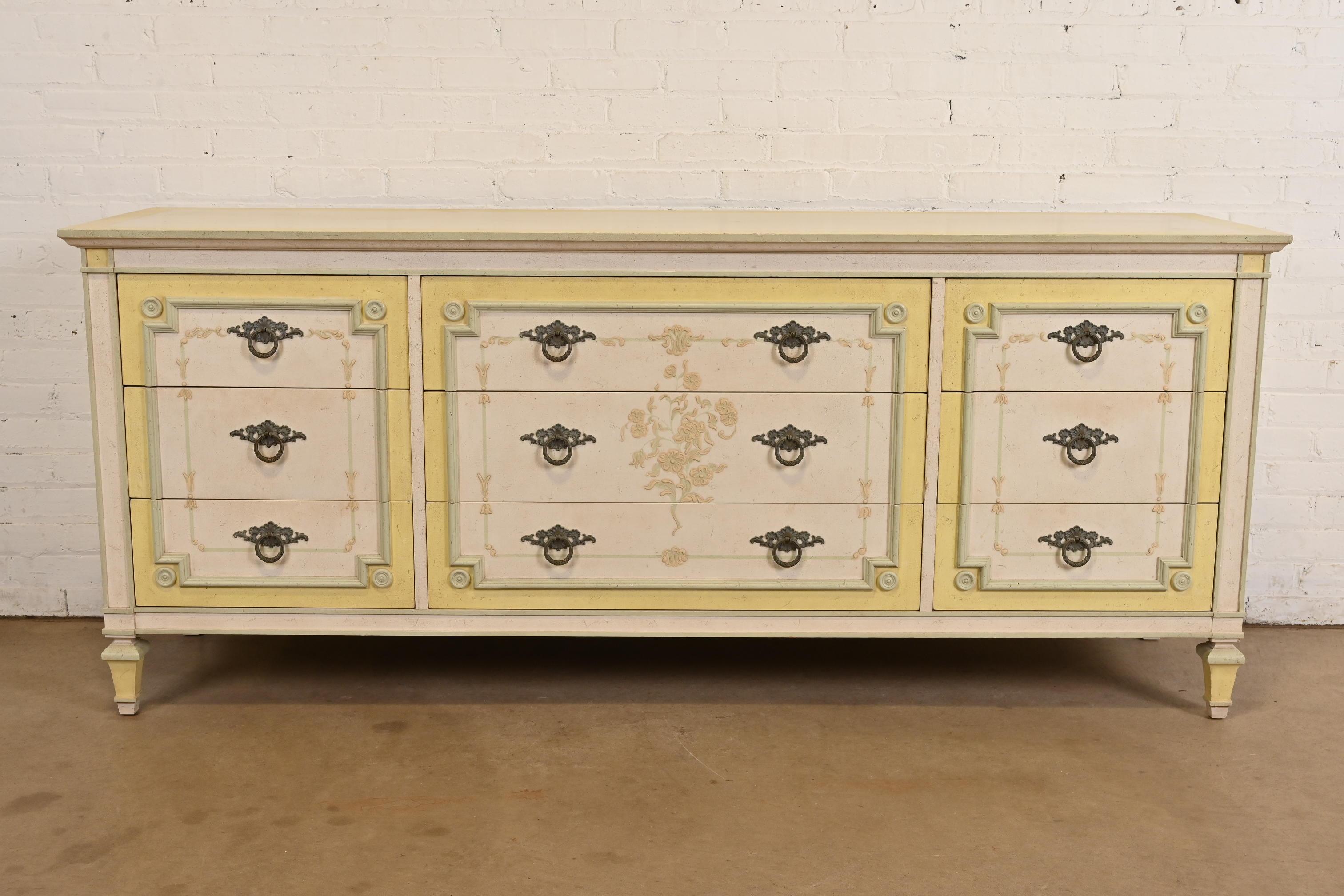 Preciosa cómoda triple de nueve cajones estilo Luis XVI de la Regencia francesa

Por John Widdicomb

EE.UU., alrededor de 1960

Nogal tallado en crema, amarillo y verde oliva, con herrajes originales de latón.

Medidas: 76An x 20 