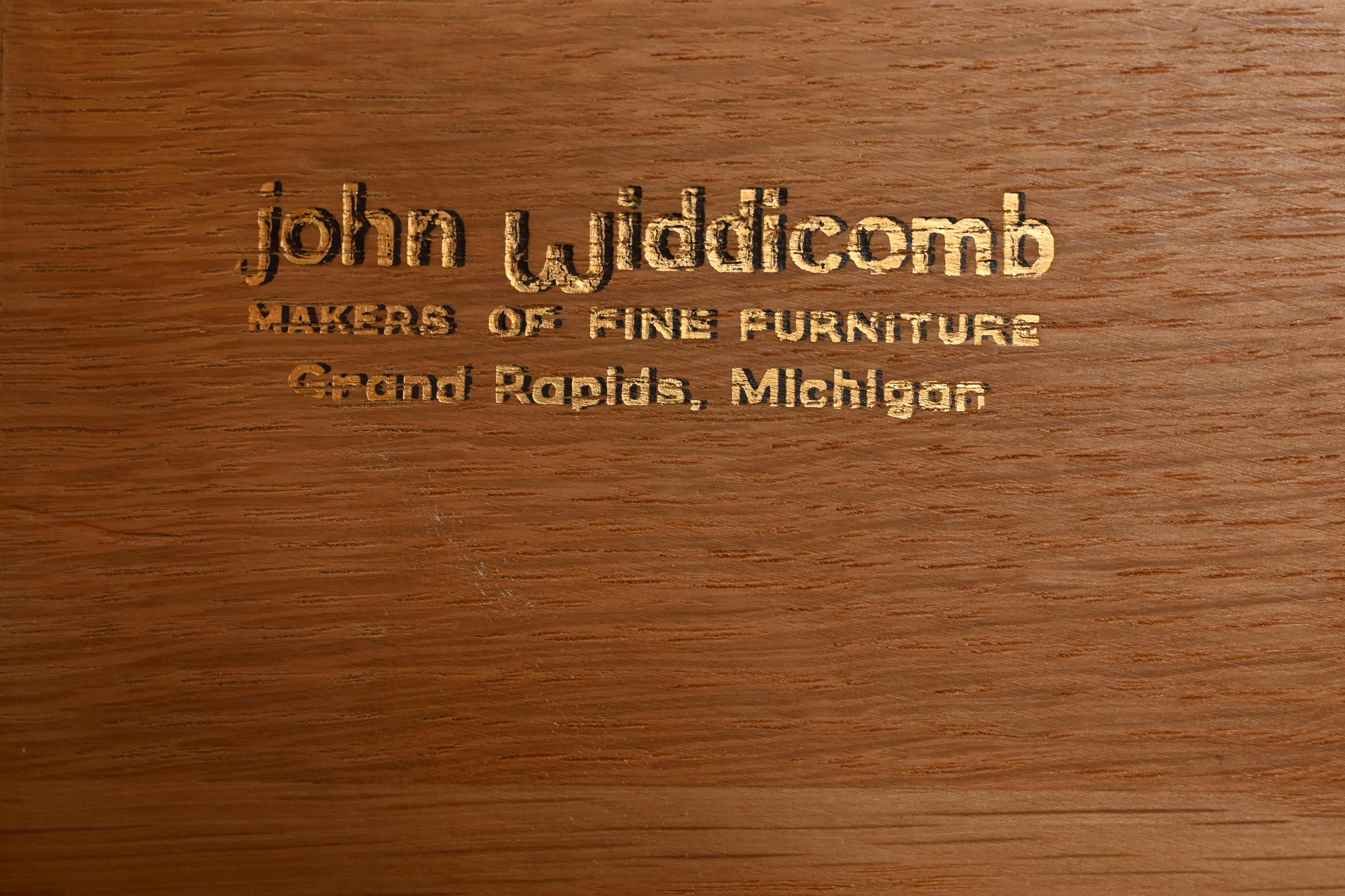 Cómoda triple pintada Luis XVI de la Regencia Francesa John Widdicomb, Circa 1960s en venta 3