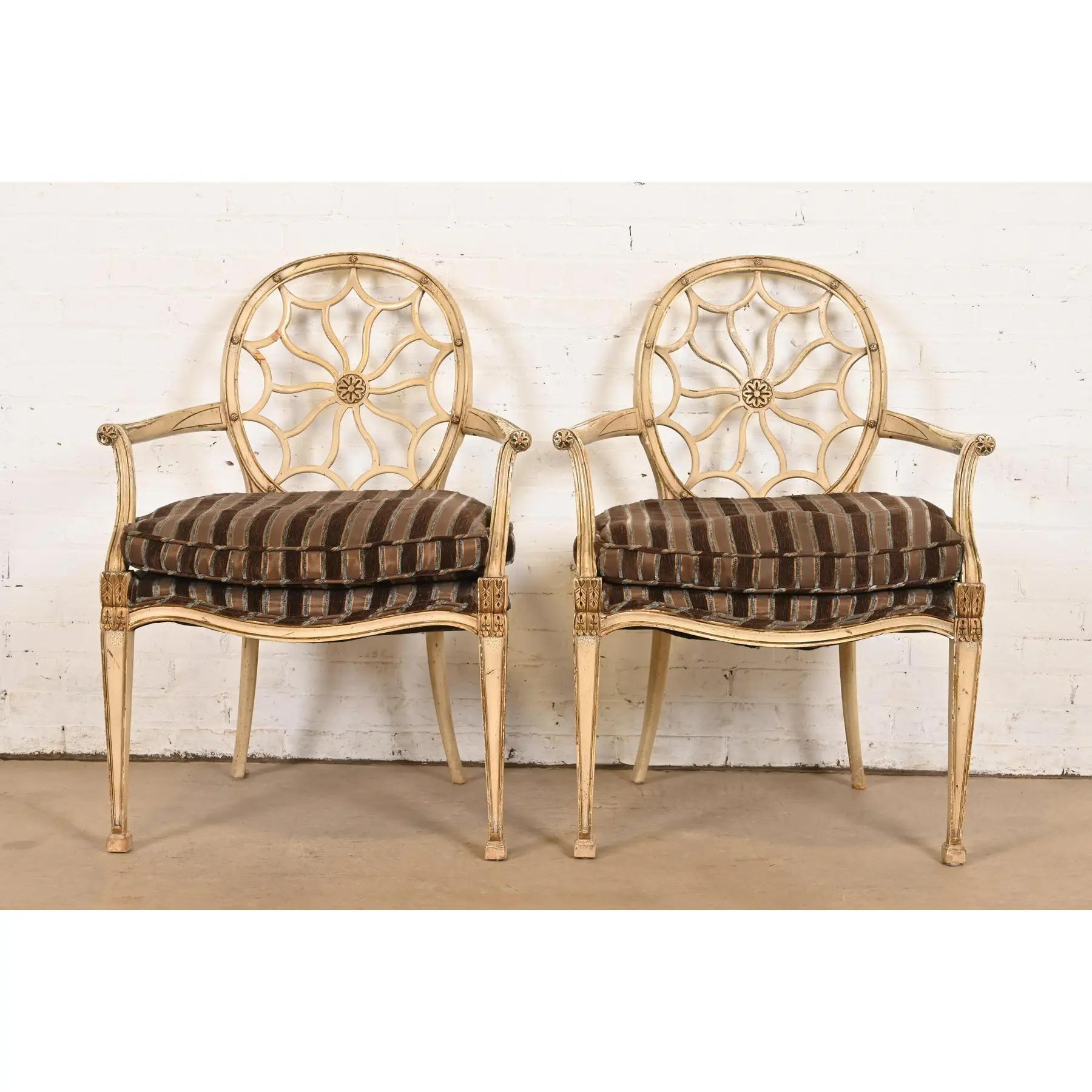 Una splendida coppia di poltrone con schienale a ragno in stile Regency francese Luigi XVI o Gustavo o di sedie da capitano da pranzo

Di John Widdicomb

USA, circa anni '1980

Struttura in legno intagliato con finitura laccata color crema, con