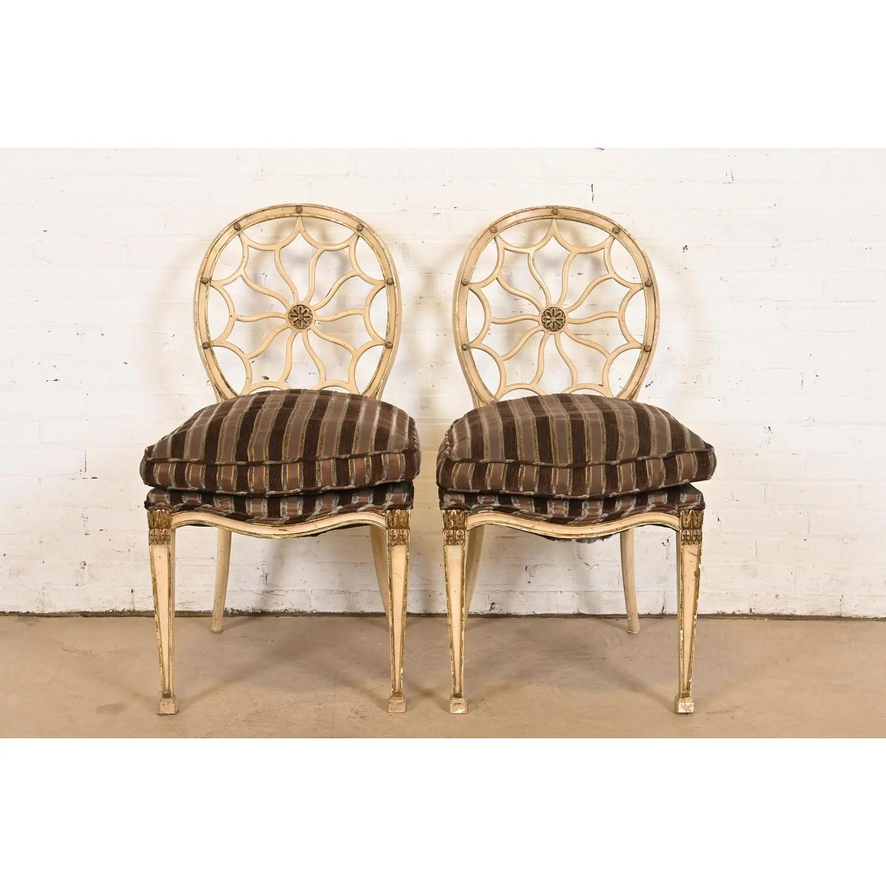 Preciosa pareja de pequeñas sillas auxiliares o de comedor francesas de estilo Regencia Luis XVI o Gustaviano con respaldo de araña

Por John Widdicomb

EE.UU., alrededor de 1980

Armazones de madera tallada en acabado lacado crema envejecido, con