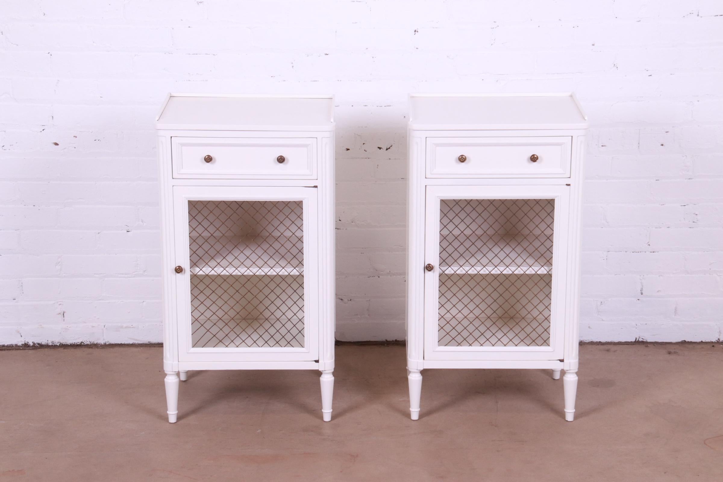 A gorgeous pair of French Regency Louis XVI style nightstands or end tables

By John Widdicomb

USA, Circa 1940s

White lacquered mahogany, with original brass hardware.

Measures: 17