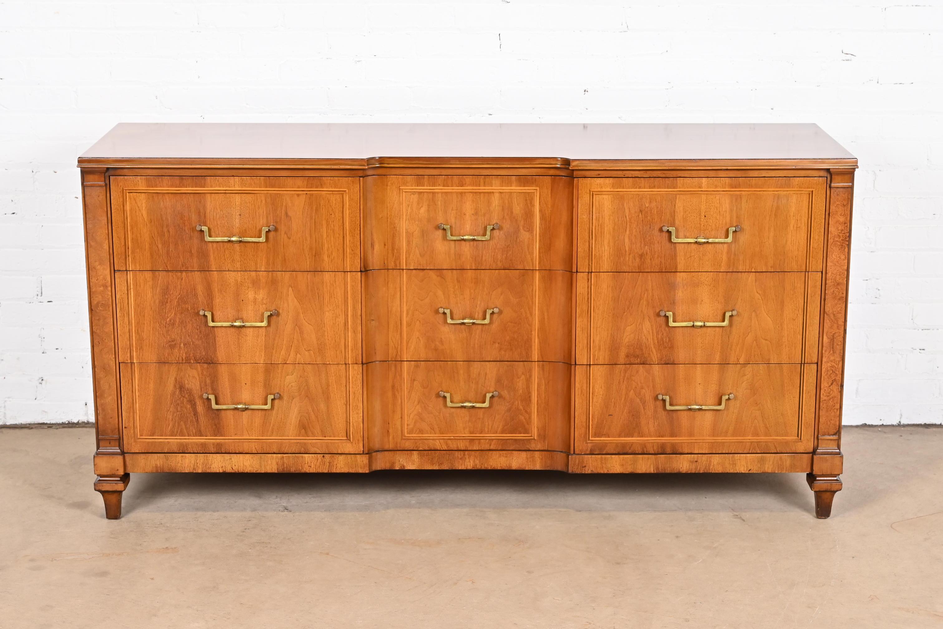 A gorgeous midcentury French Regency Louis XVI style nine-drawer dresser or credenza

By John Widdicomb

USA, 1960s

Walnut and burl wood, with original brass hardware.

Measures: 66