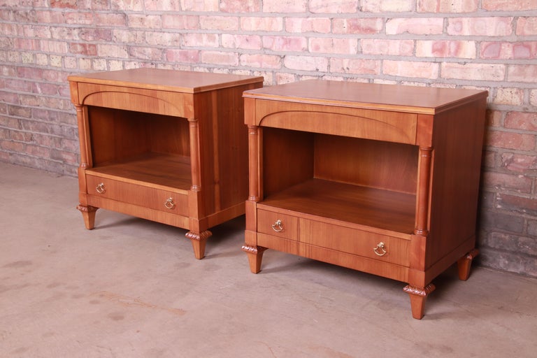 An exceptional pair of mid-century French Regency nightstands

By John Widdicomb

USA, 1950s

Carved walnut, with original brass hardware.

Measures: 25.5