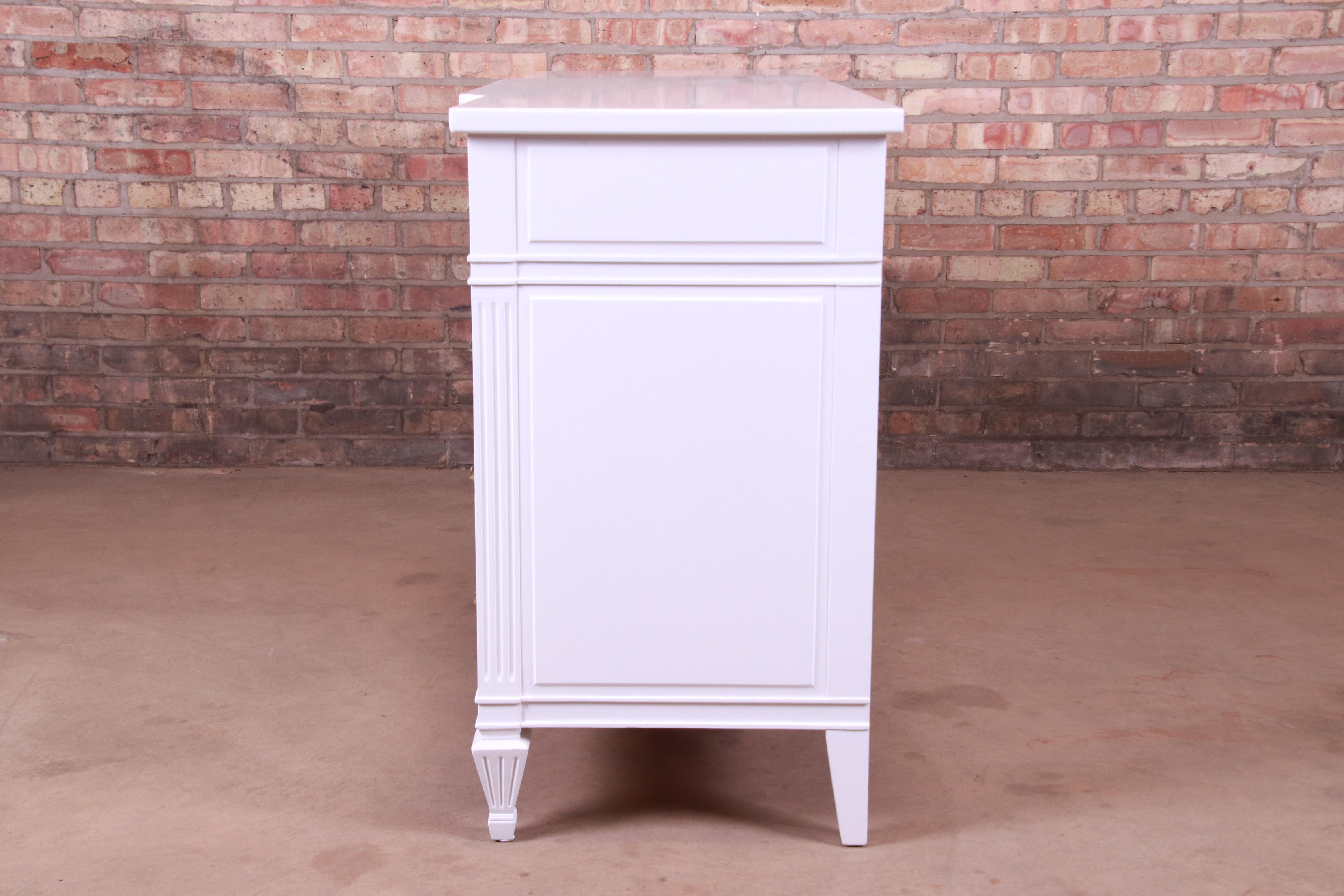 Triple commode laquée blanche de style Régence française par John Widdicomb, nouvellement revernie 4