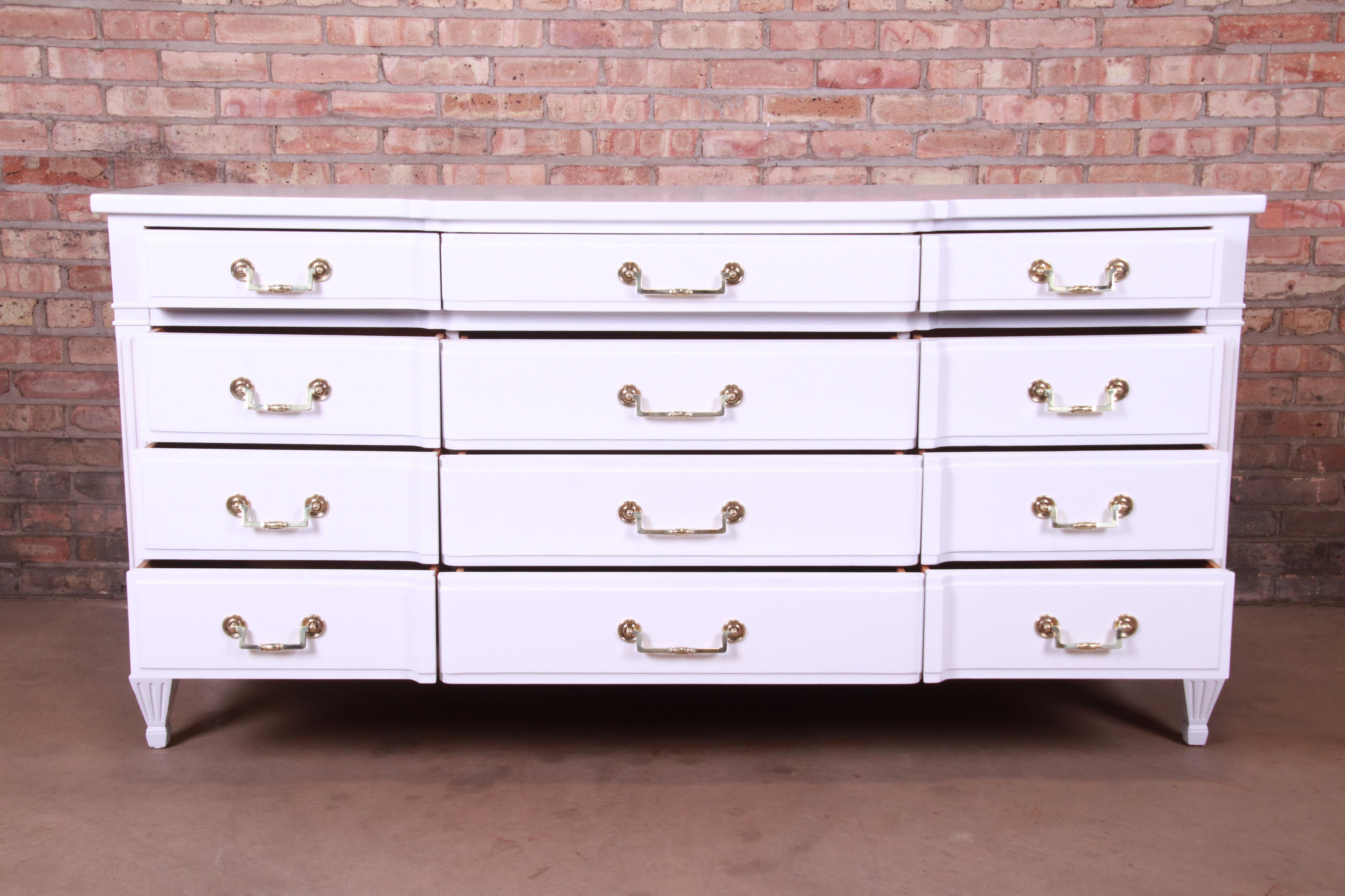 20ième siècle Triple commode laquée blanche de style Régence française par John Widdicomb, nouvellement revernie