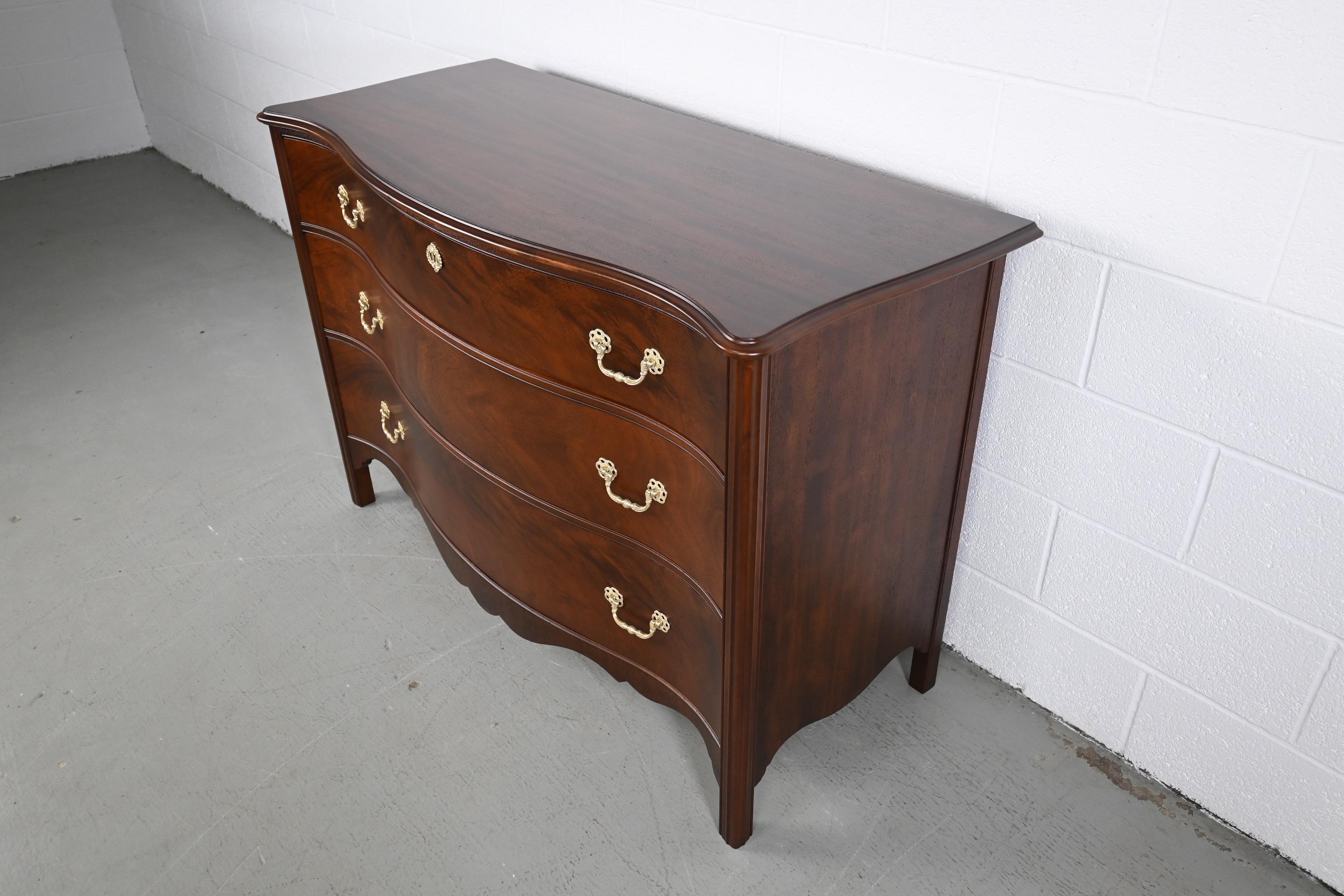 John Widdicomb Furniture Traditional Hepplewhite Serpentine Front Dresser In Excellent Condition In Morgan, UT