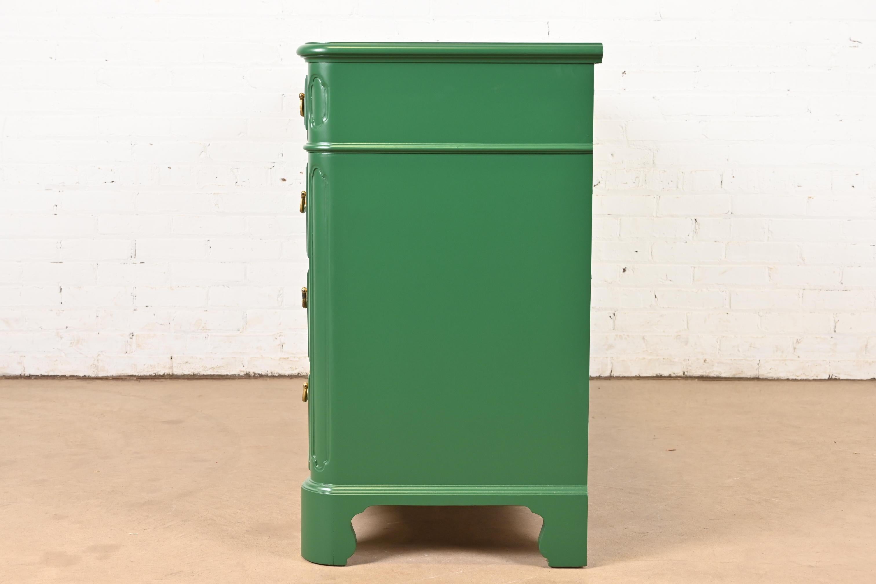 Commode double à huit tiroirs laquée verte géorgienne John Widdicomb, revernie en vente 3