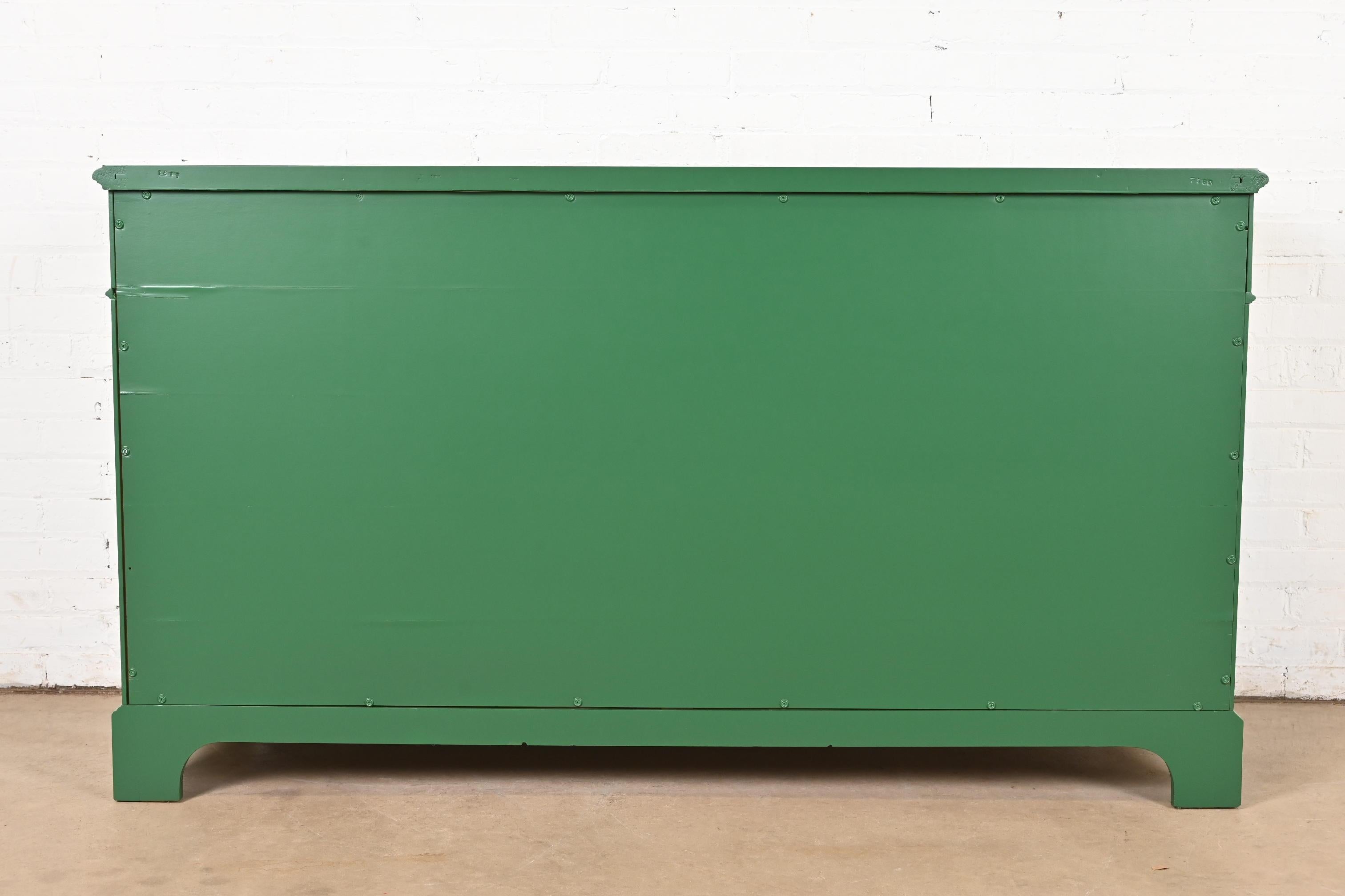 Commode double à huit tiroirs laquée verte géorgienne John Widdicomb, revernie en vente 4