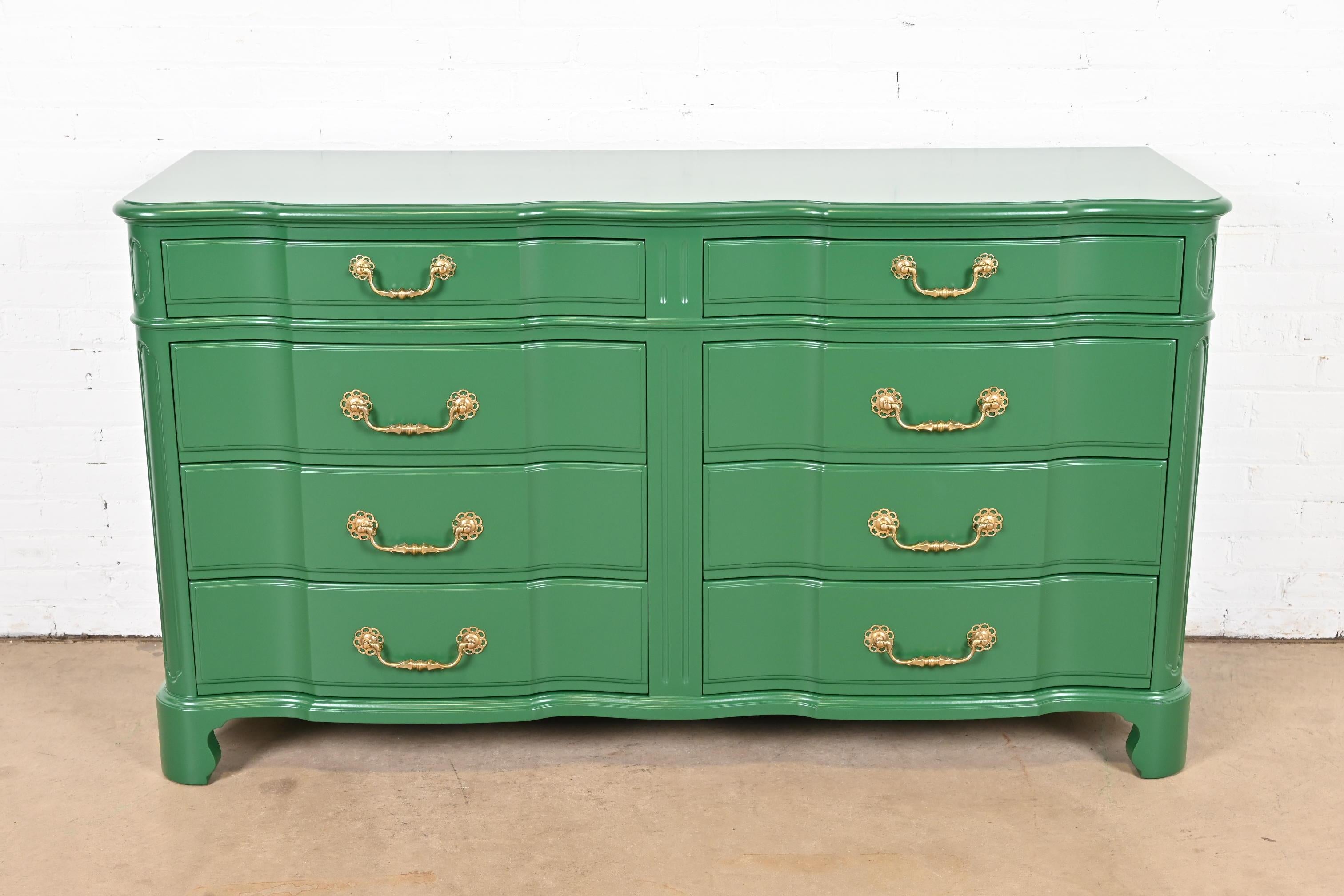 Un eccezionale comò o cassettiera doppia a otto cassetti in stile Georgiano o Regency

Di Ralph Widdicomb per John Widdicomb Co.

USA, circa anni '40

Mogano massiccio intagliato e laccato verde, con ferramenta originale in ottone.

Misure: 63,13