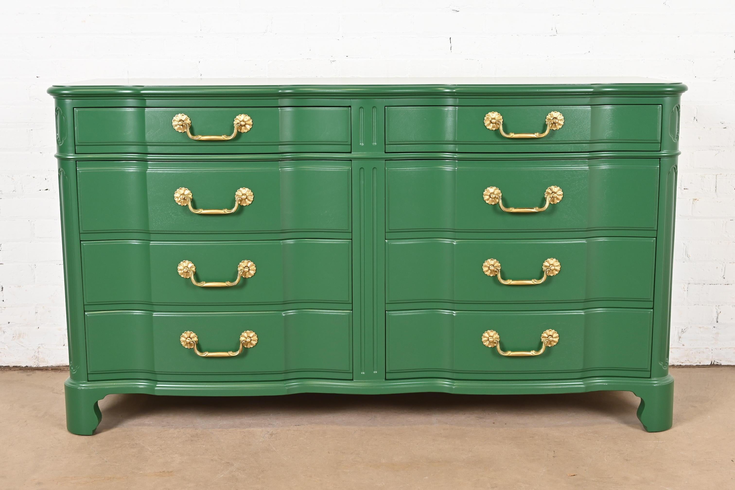 Exceptionnelle commode double à huit tiroirs de style géorgien ou régence.

Par Ralph Widdicomb pour John Widdicomb Co.

États-Unis, vers les années 1940

Acajou massif sculpté laqué vert, avec quincaillerie en laiton d'origine.

Dimensions : 63,75
