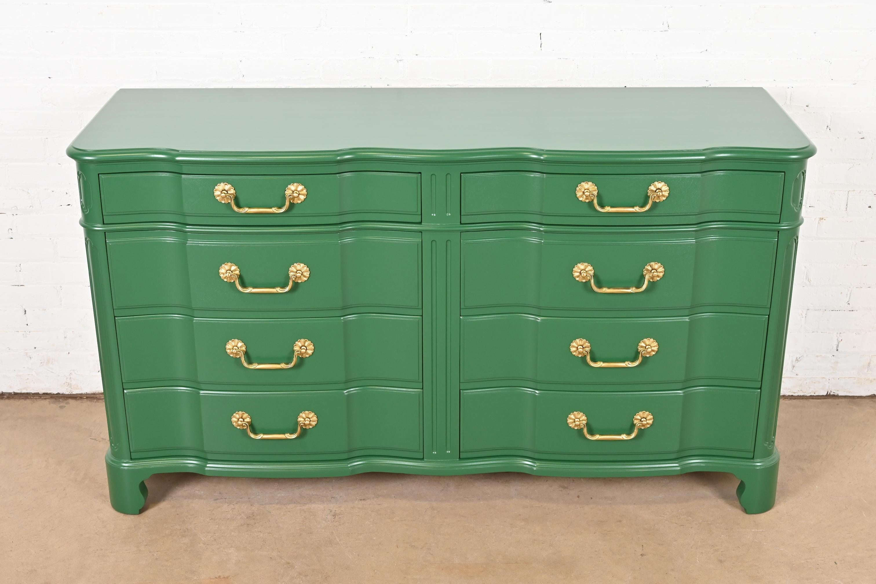 Georgien Commode double à huit tiroirs laquée verte géorgienne John Widdicomb, revernie en vente