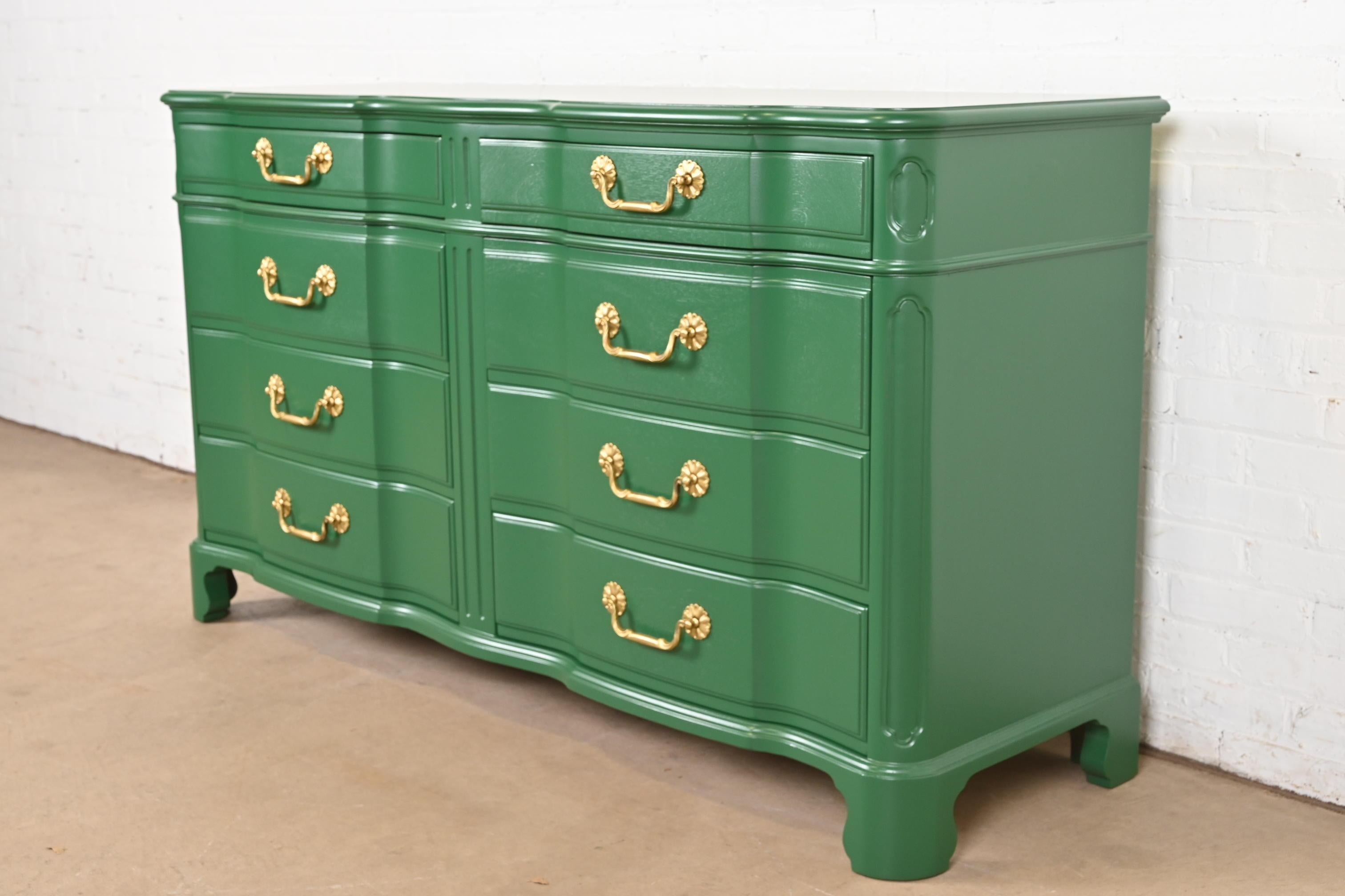 Américain Commode double à huit tiroirs laquée verte géorgienne John Widdicomb, revernie en vente