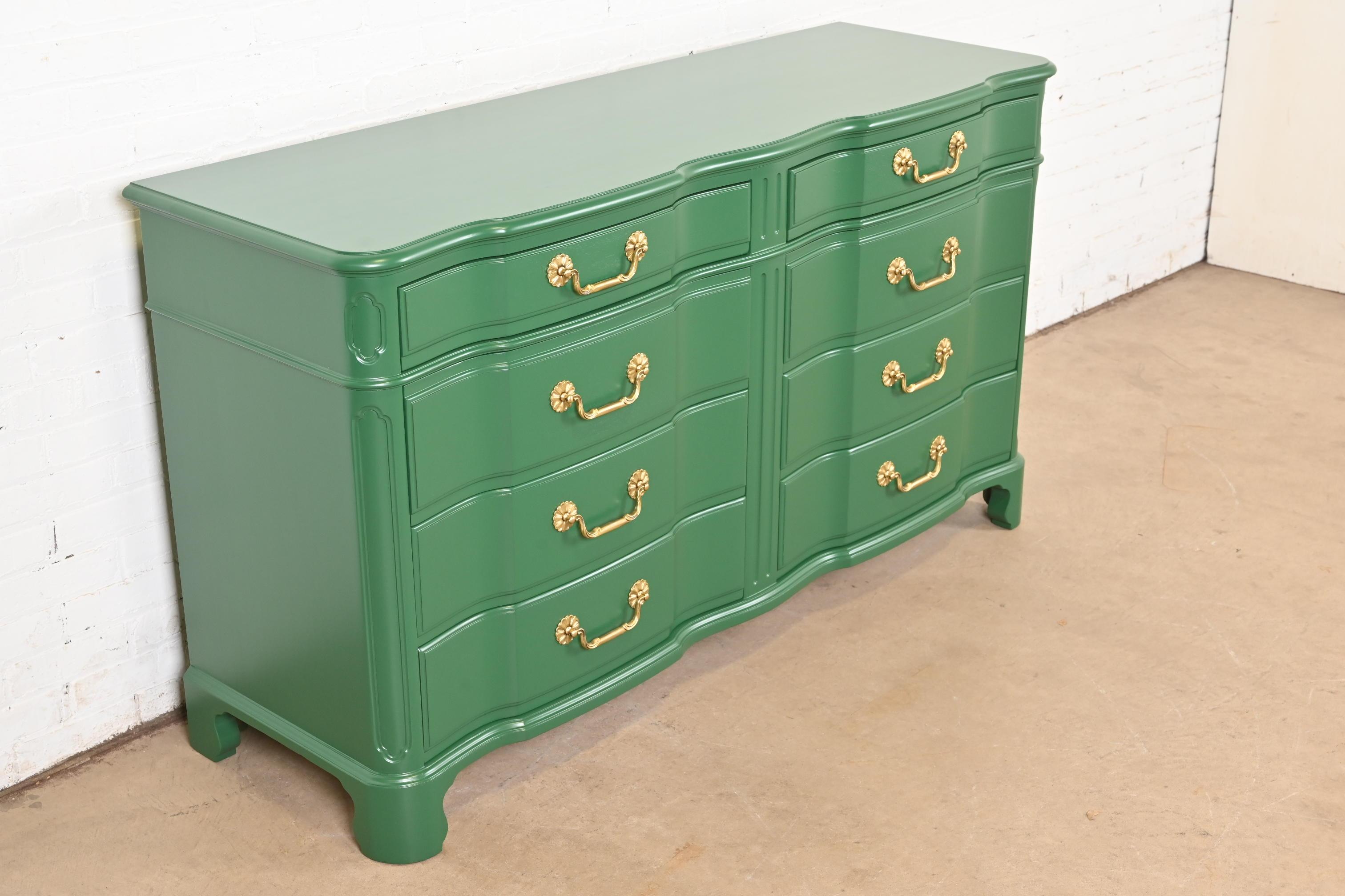 Commode double à huit tiroirs laquée verte géorgienne John Widdicomb, revernie Bon état - En vente à South Bend, IN