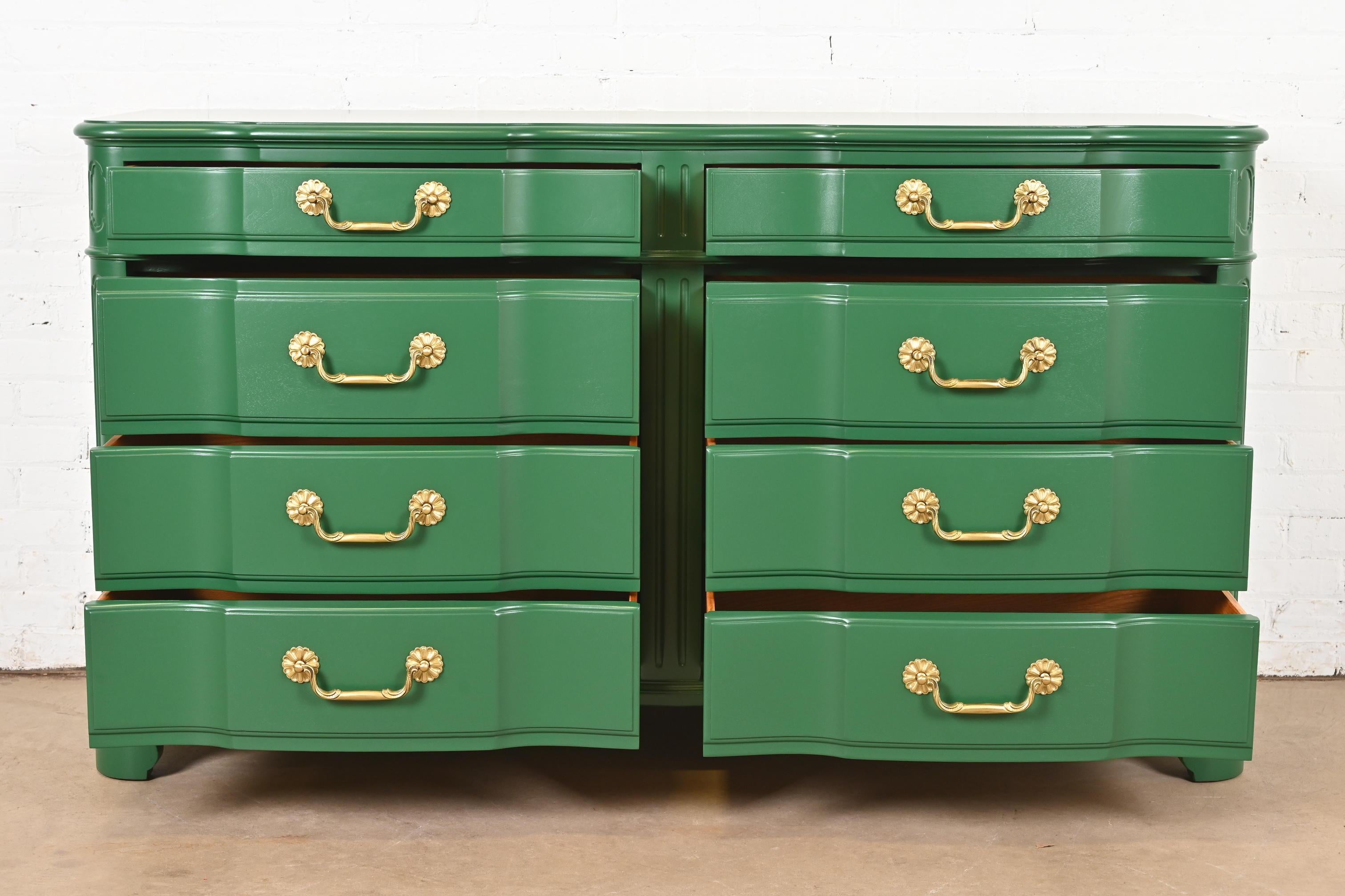 Milieu du XXe siècle Commode double à huit tiroirs laquée verte géorgienne John Widdicomb, revernie en vente