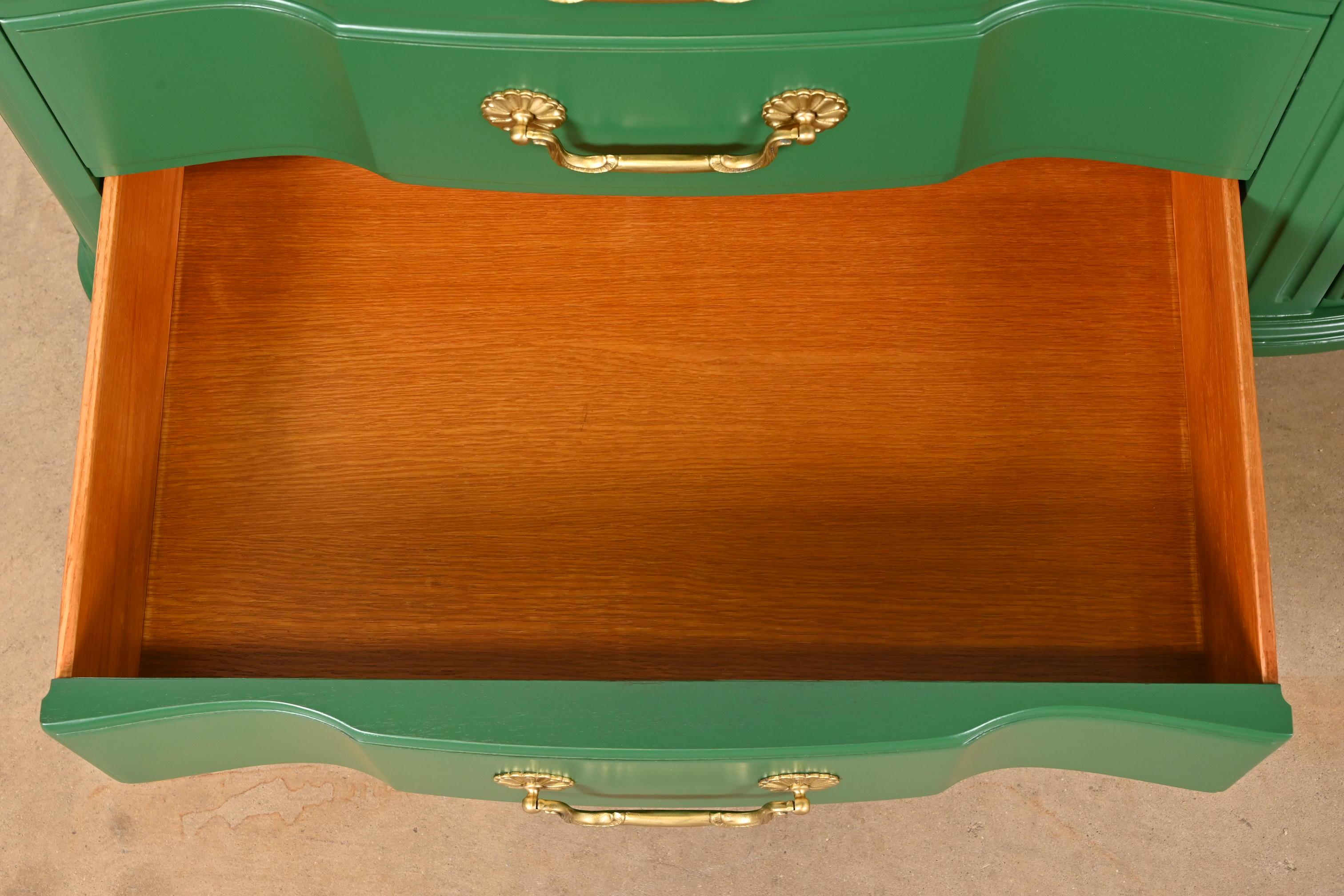 Laiton Commode double à huit tiroirs laquée verte géorgienne John Widdicomb, revernie en vente