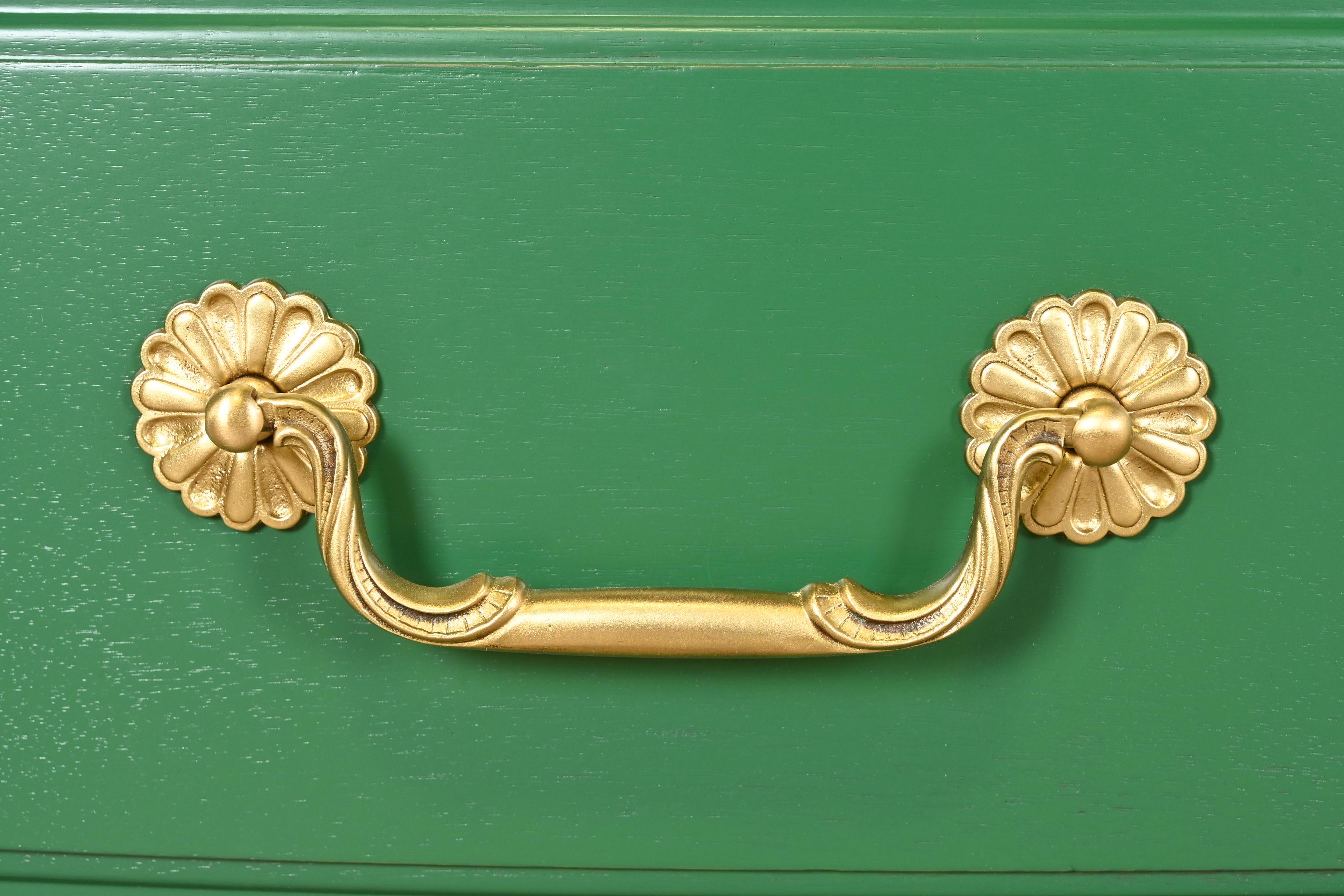 Commode double à huit tiroirs laquée verte géorgienne John Widdicomb, revernie en vente 1