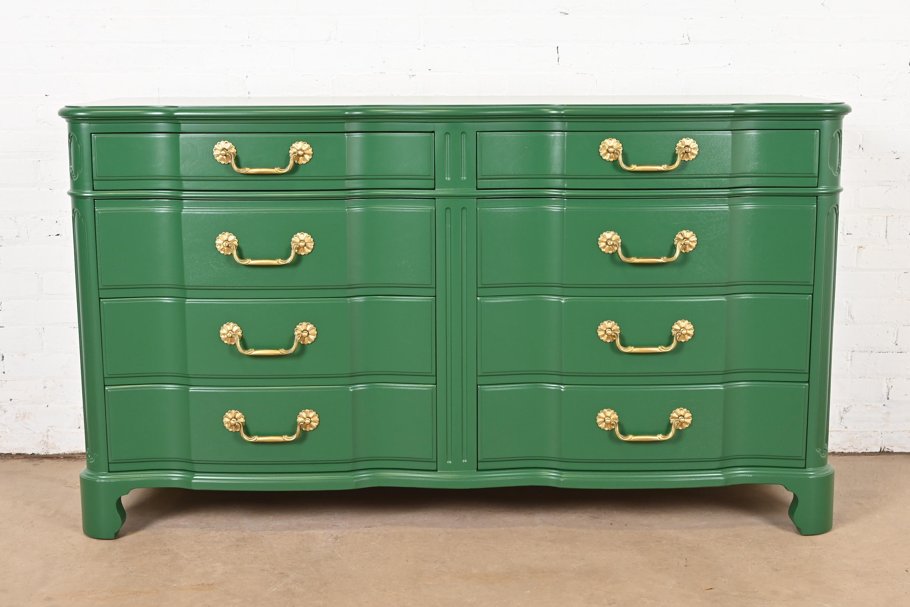 Commode double à huit tiroirs laquée verte géorgienne John Widdicomb, revernie en vente