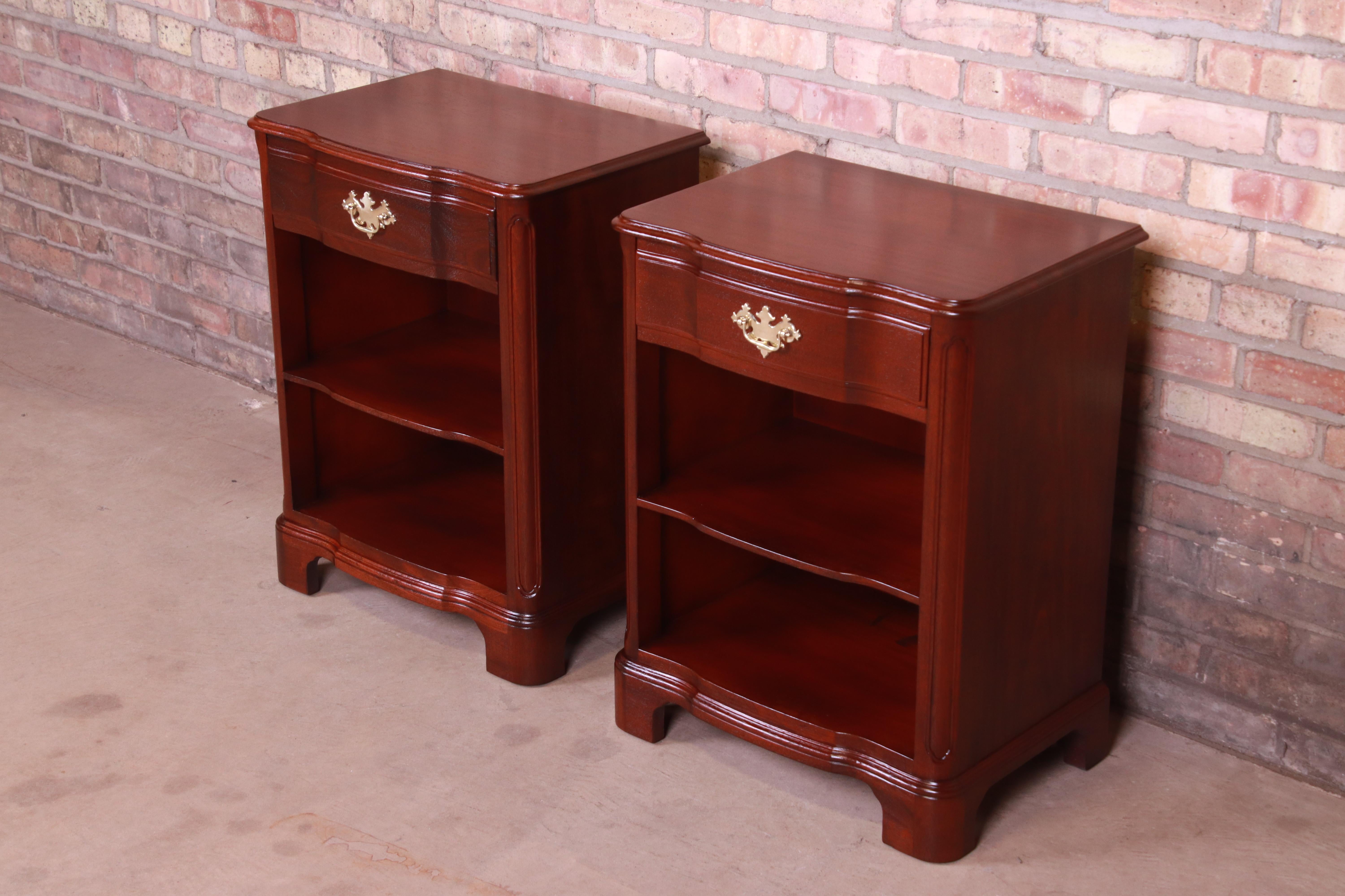 A gorgeous pair of Georgian or English Chippendale style nightstands

By John Widdicomb

USA, Circa 1940s

Mahogany, with original brass hardware.

Measures: 21