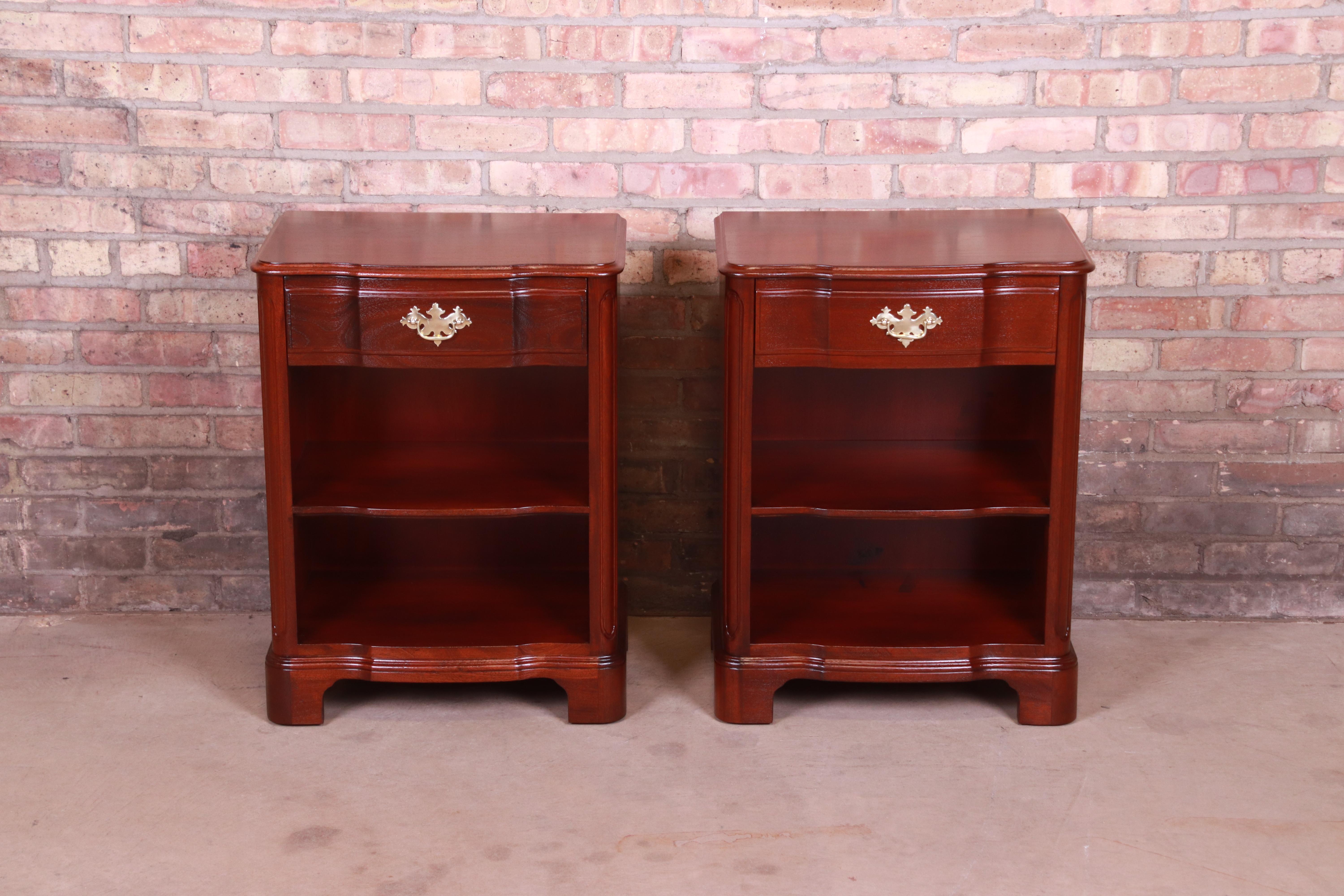 John Widdicomb Georgian Mahogany Nightstands, Newly Refinished In Good Condition For Sale In South Bend, IN