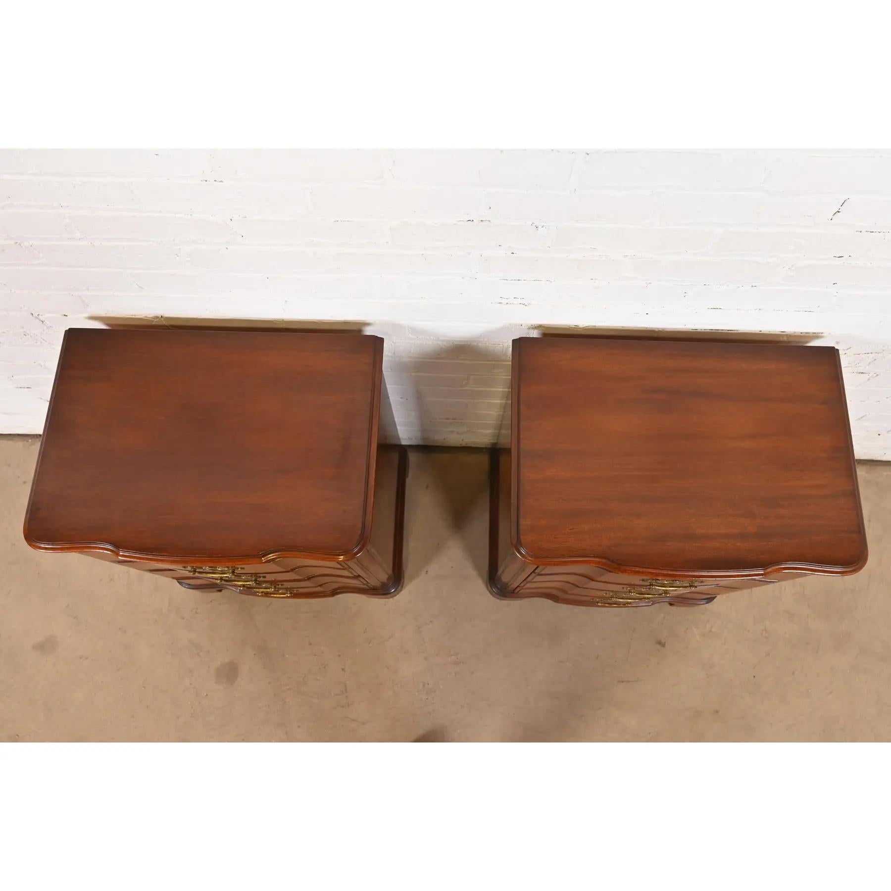 John Widdicomb Georgian Solid Mahogany Four-Drawer Bedside Chests, Circa 1940s For Sale 4