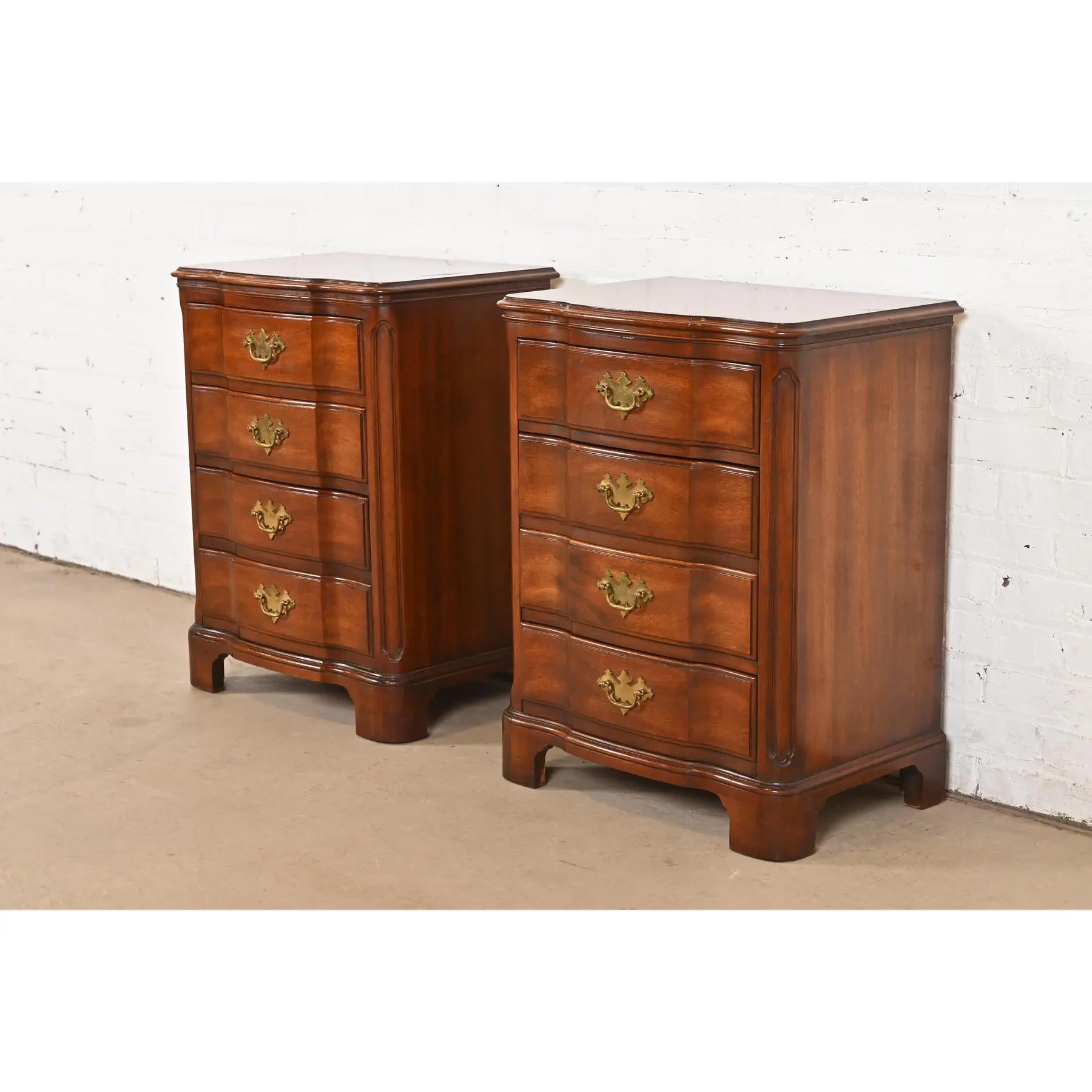 John Widdicomb Georgian Solid Mahogany Four-Drawer Bedside Chests, Circa 1940s In Good Condition For Sale In South Bend, IN