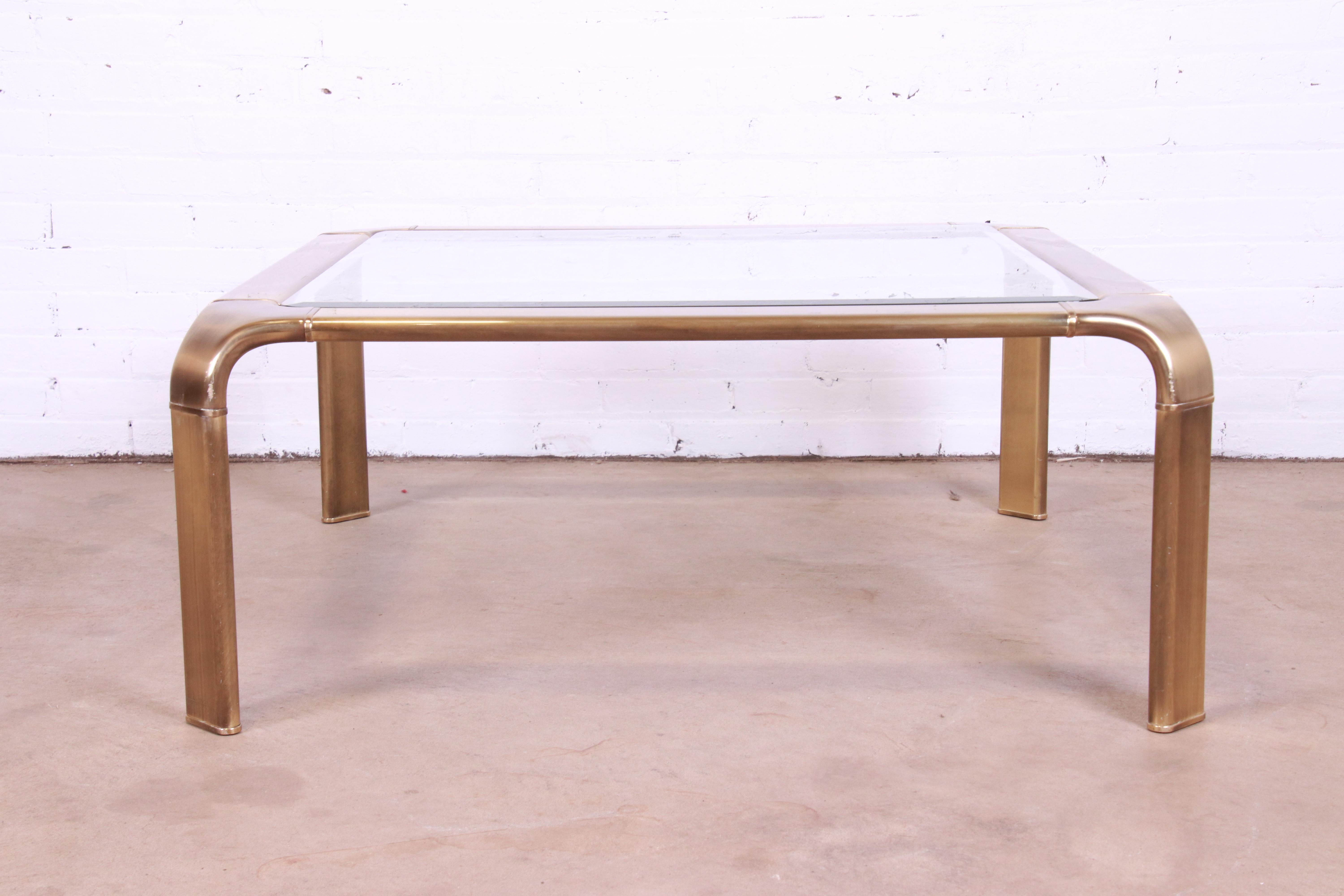 Table à cocktail en laiton et verre de style Hollywood Regency de John Widdicomb, vers 1970 en vente 3
