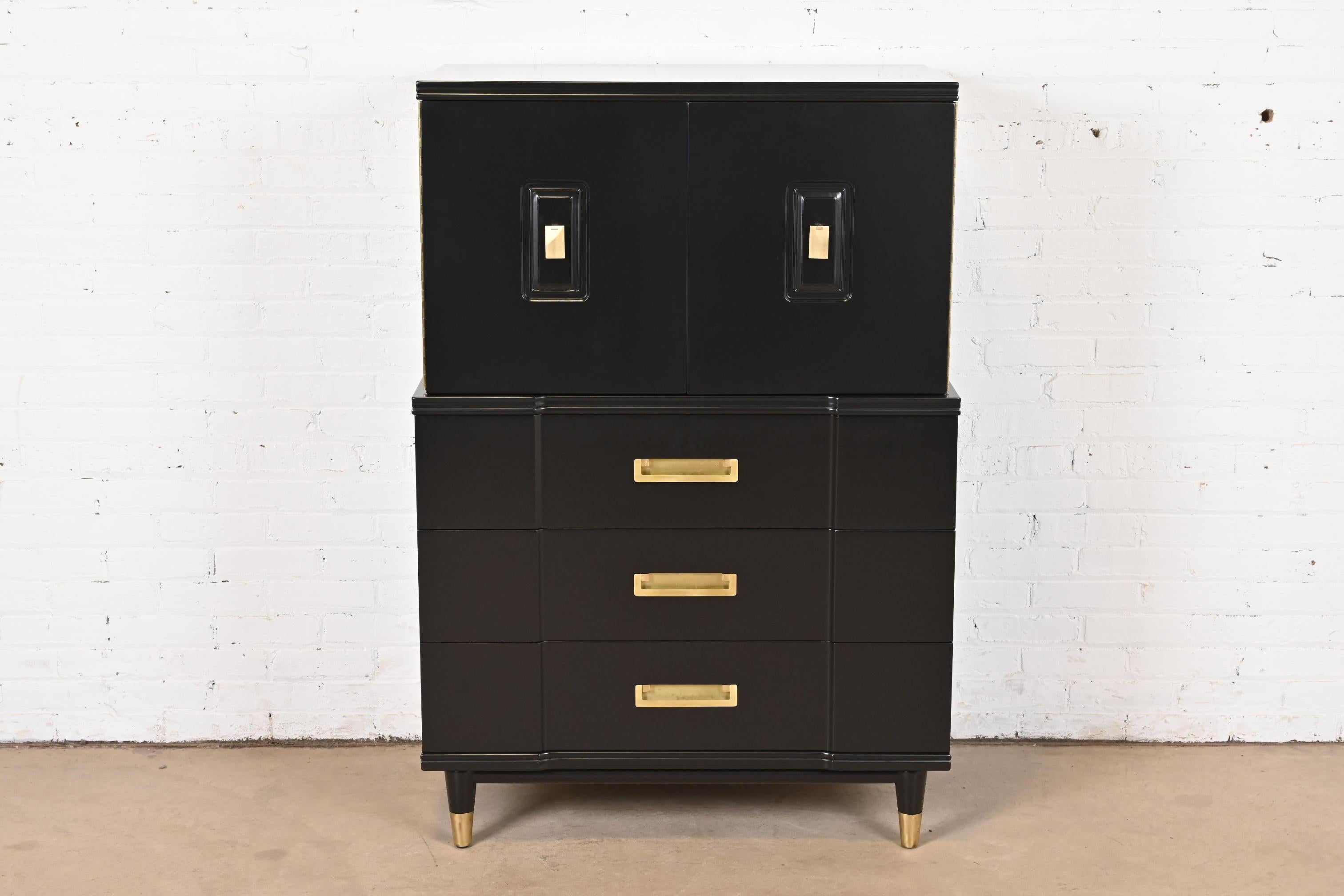 Un eccezionale comò highboy in stile Mid-Century Modern Hollywood Regency o Campaigner o una cassapanca da uomo.

Di John Widdicomb

USA, anni '50

Legno massiccio di ciliegio laccato nero, con ferramenta originale in ottone e piedi affusolati con