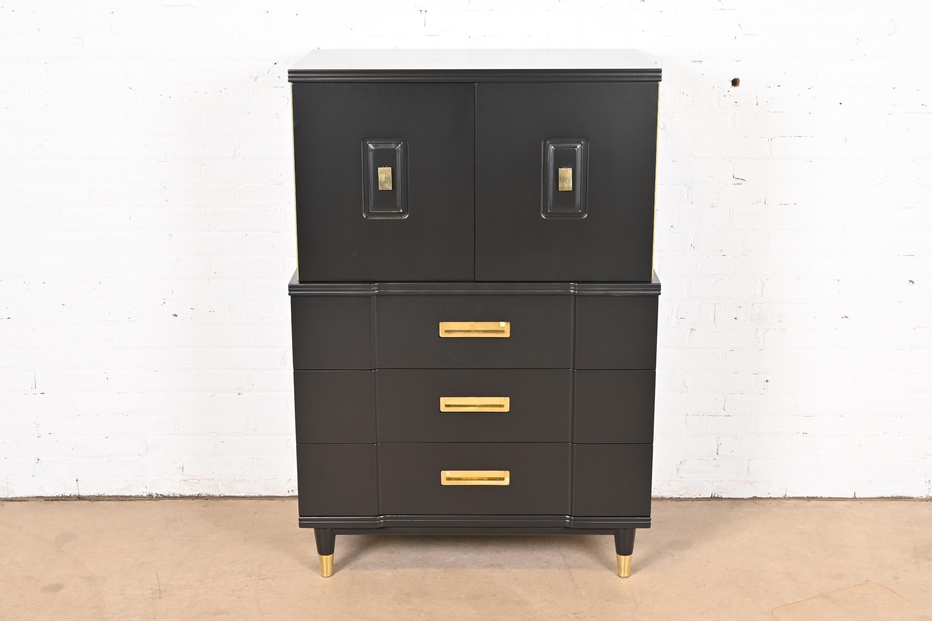 Un eccezionale comò highboy in stile Mid-Century Modern Hollywood Regency o Campaigner o una cassapanca da uomo.

Di John Widdicomb

USA, anni '50

Legno massiccio di ciliegio laccato nero, con ferramenta originale in ottone e piedi affusolati con