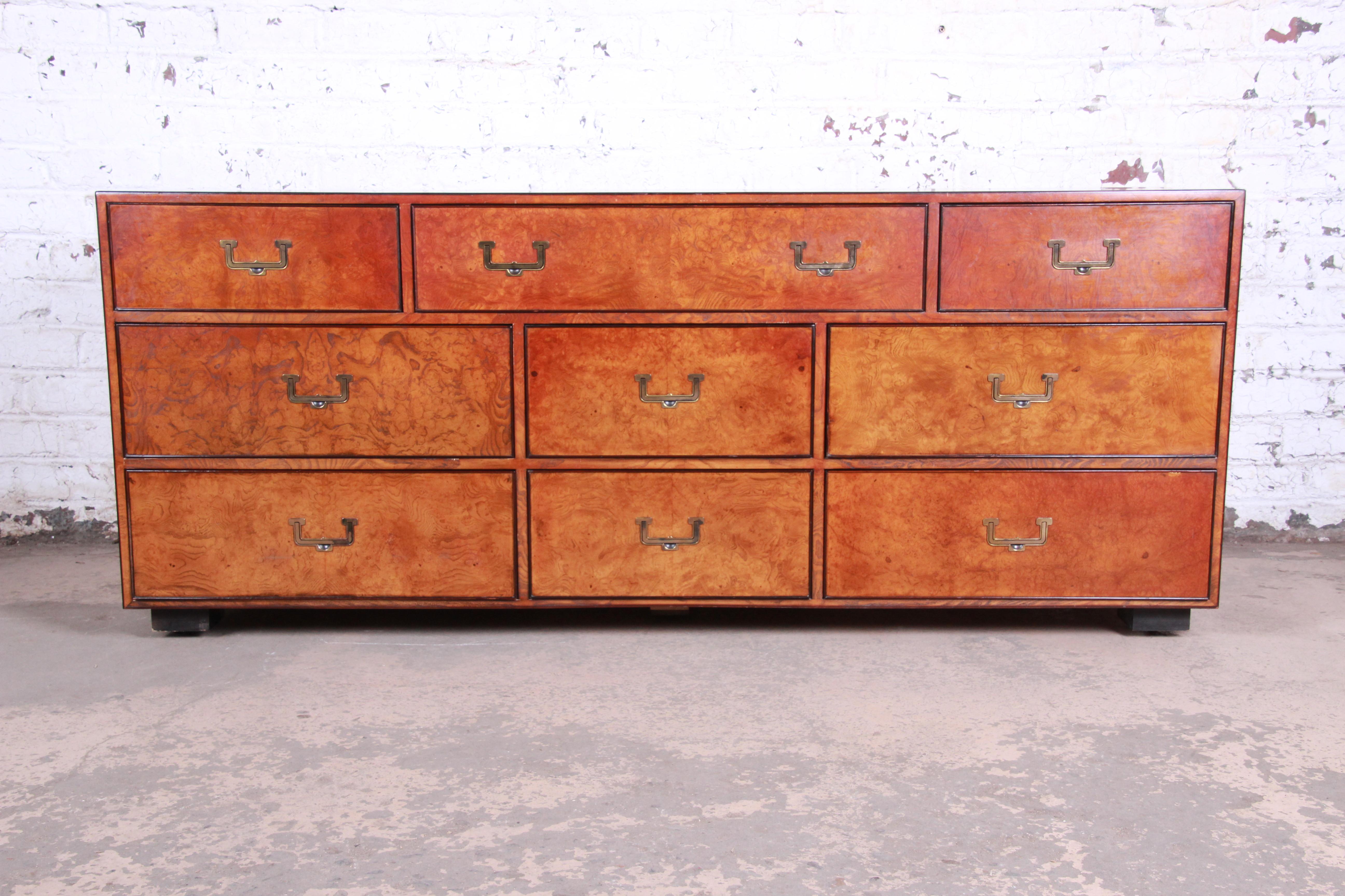 An exceptional Mid-Century Modern Hollywood Regency Campaign style burl wood nine-drawer long dresser or credenza

By John Widdicomb

USA, circa 1970s

Olive ash burl + brass

Measures: 76