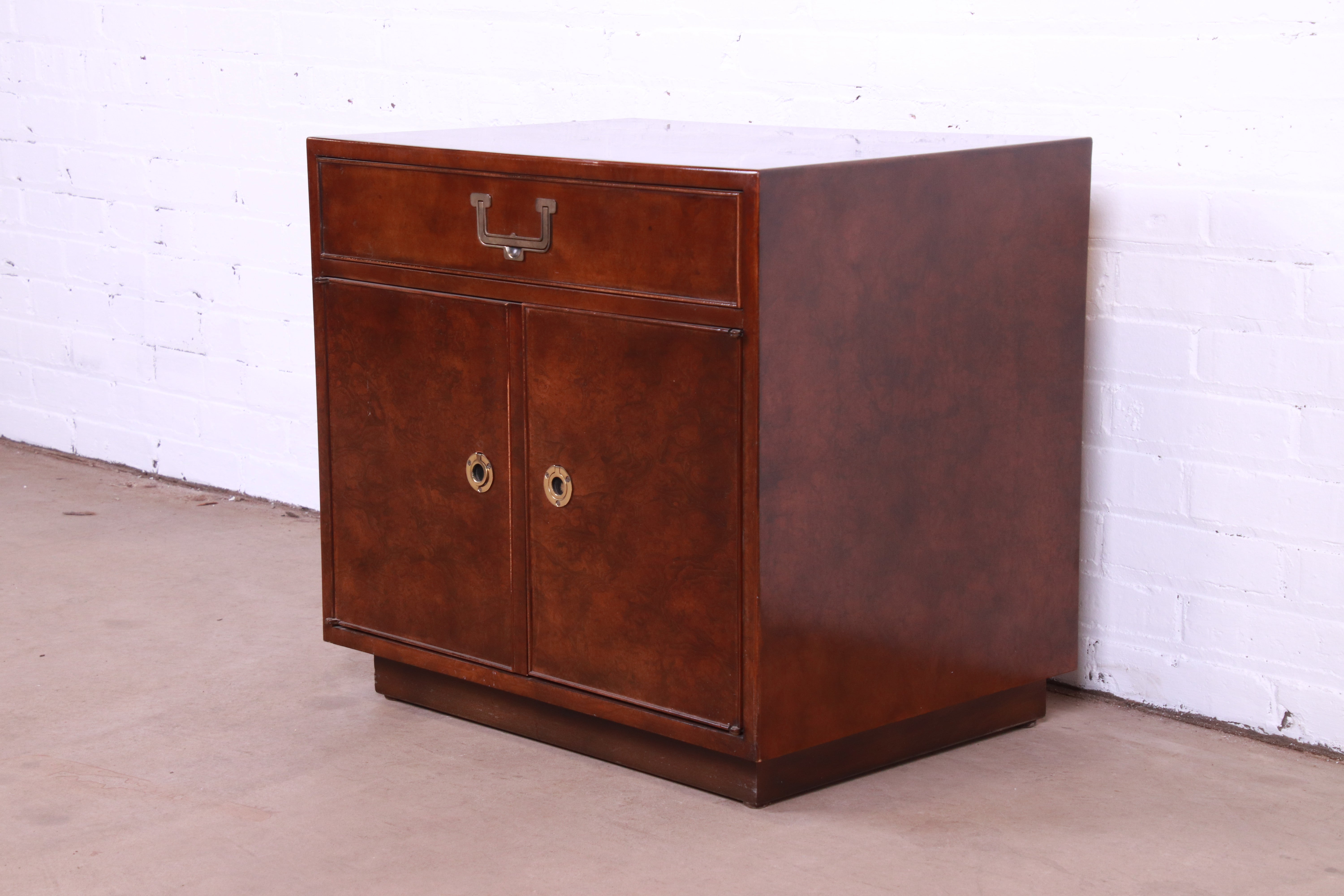 A beautiful Mid-Century Modern Hollywood Regency Campaign style nightstand

By John Widdicomb

USA, Circa 1970s

Burl wood, with original brass hardware.

Measures: 25