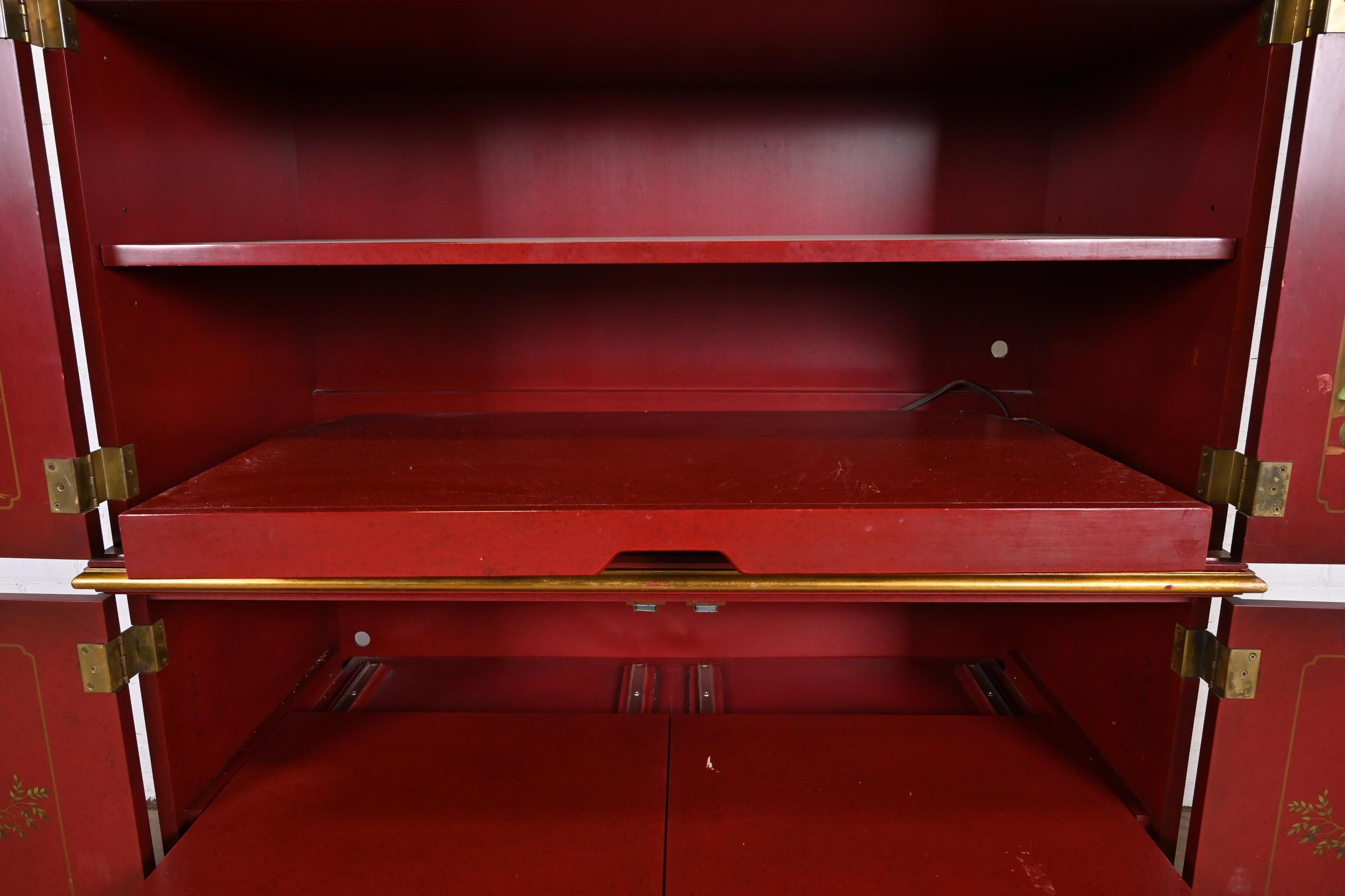 Armario o cabinet John Widdicomb de la Chinoiserie de la Regencia de Hollywood lacado en rojo en venta 2