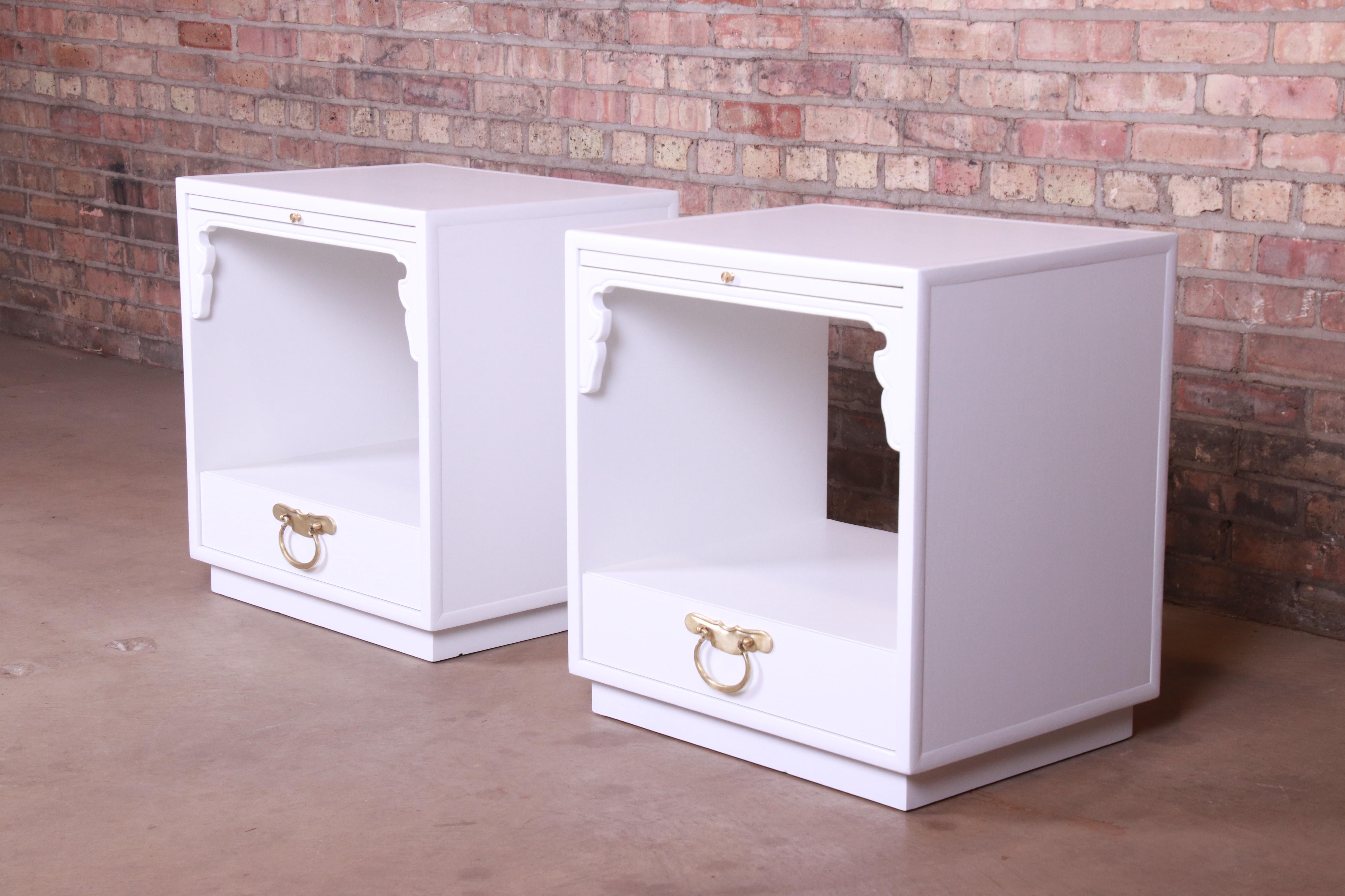 An exceptional pair of Mid-Century Modern Hollywood Regency chinoiserie single-drawer nightstands or end tables

By John Widdicomb

USA, 1950s

White lacquered walnut, with original brass hardware.

Measures: 22