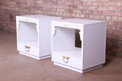 Paire de tables de nuit laquées blanches de style Hollywood Regency Chinoiserie de John Widdicomb