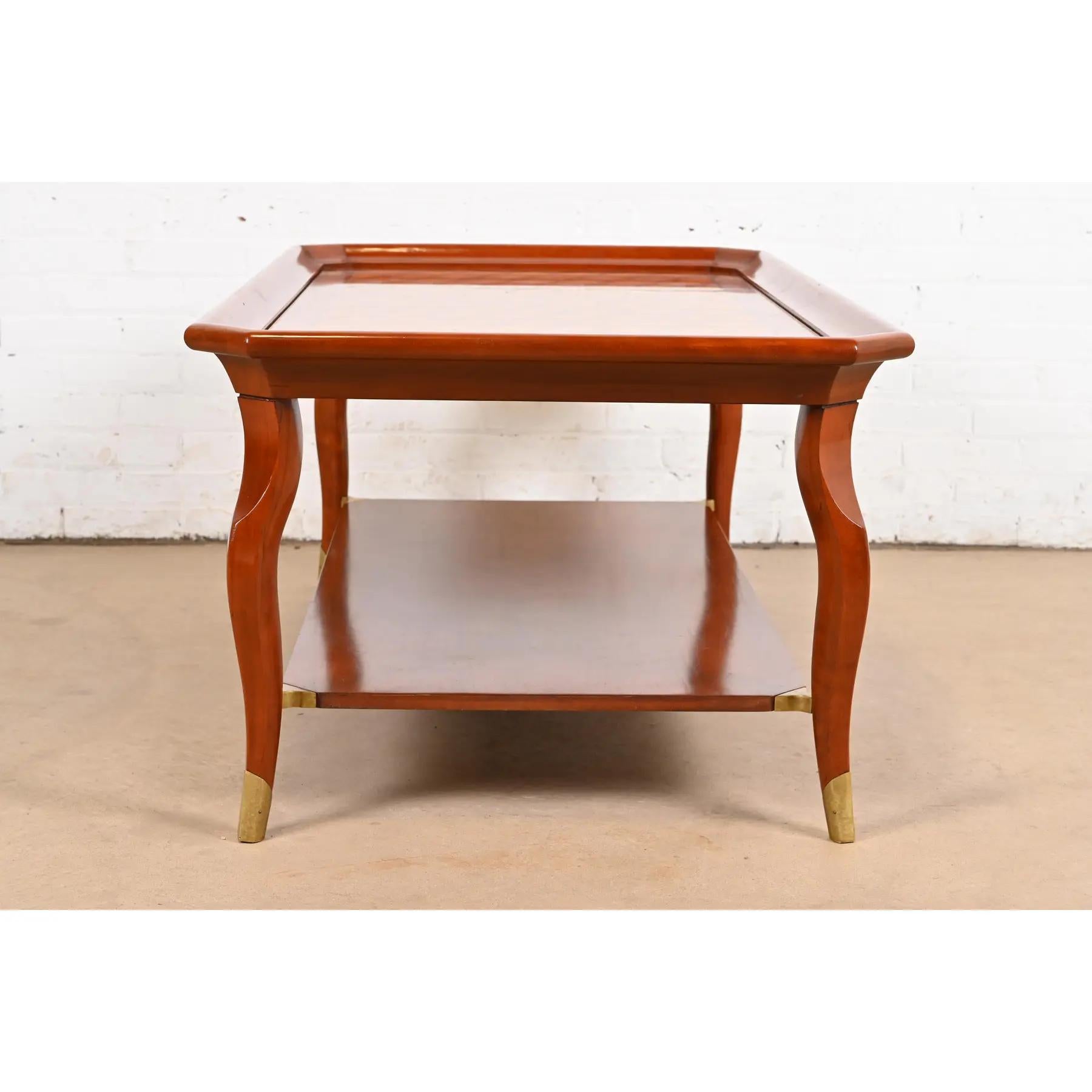 Table basse italienne provinciale à deux niveaux en parqueterie de John Widdicomb en vente 3