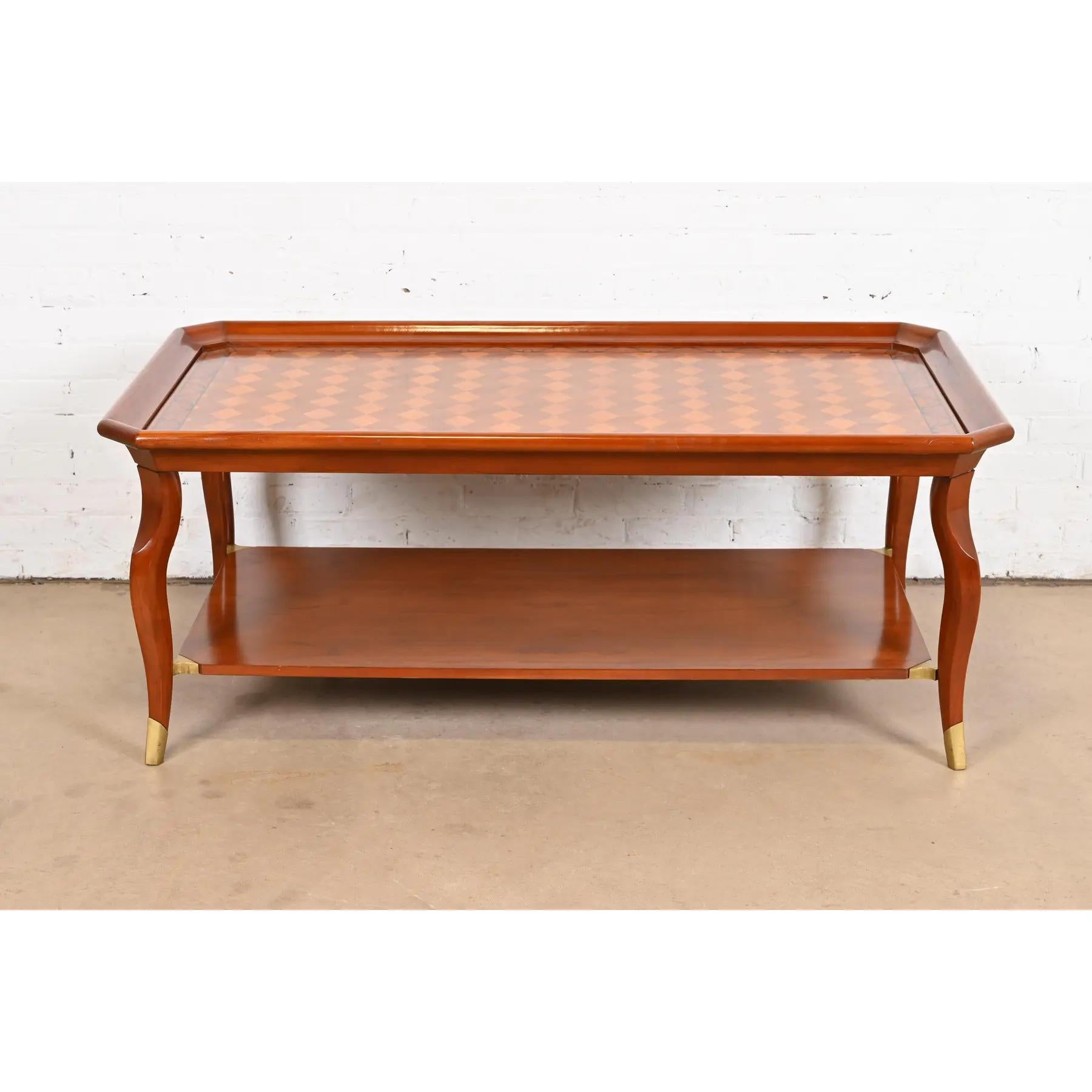 Américain Table basse italienne provinciale à deux niveaux en parqueterie de John Widdicomb en vente
