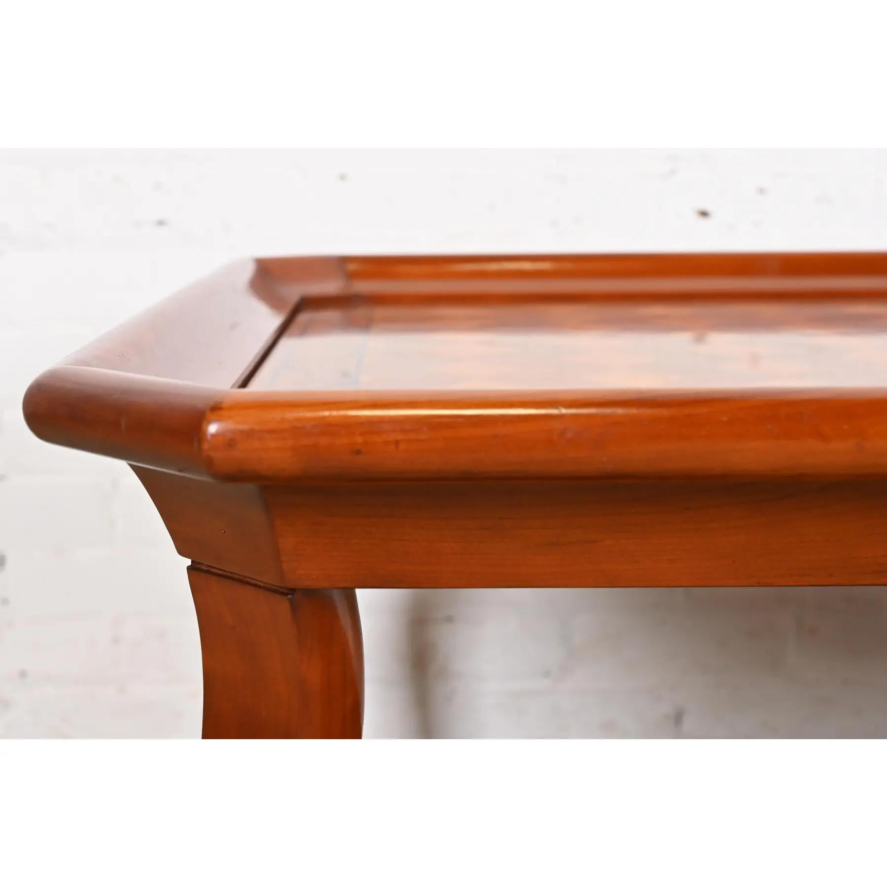Table basse italienne provinciale à deux niveaux en parqueterie de John Widdicomb en vente 1