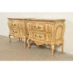 Pareja de cómodas rococó italianas Luis XV lacadas en crema, John Widdicomb