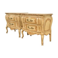 Pareja de cómodas rococó italianas Luis XV lacadas en crema, John Widdicomb
