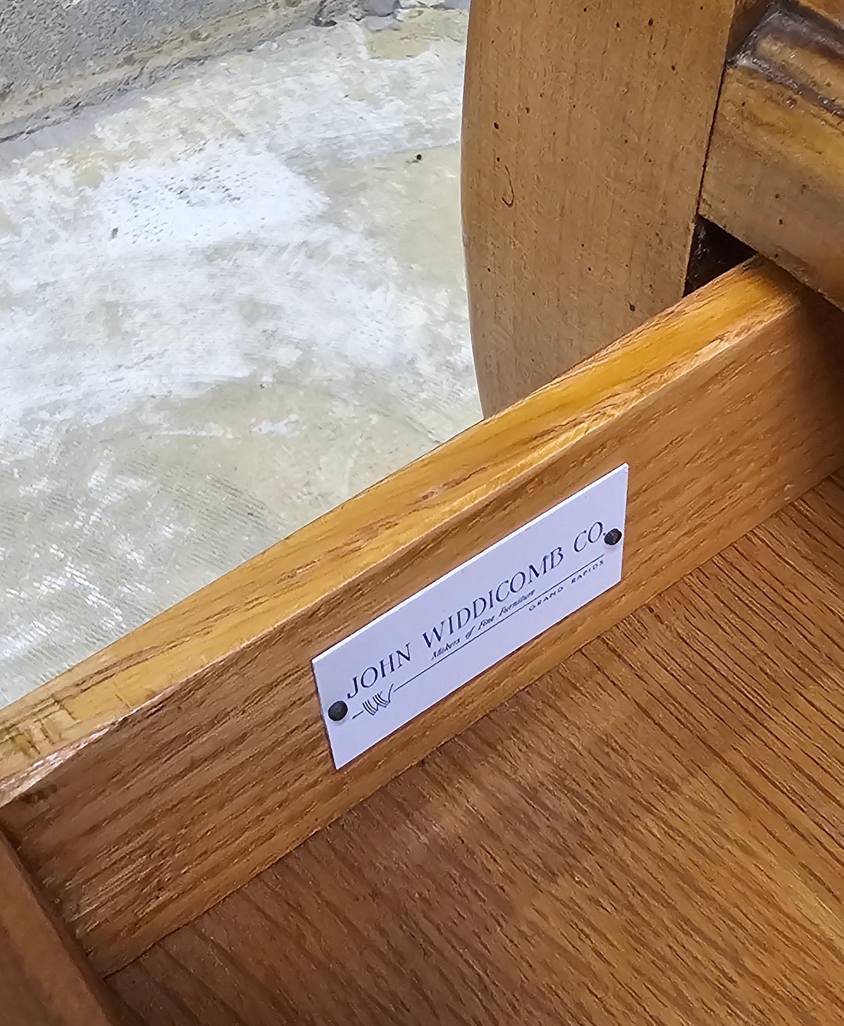 John Widdicomb Tavolino in legno e marmo in stile Luigi XV in vendita 4