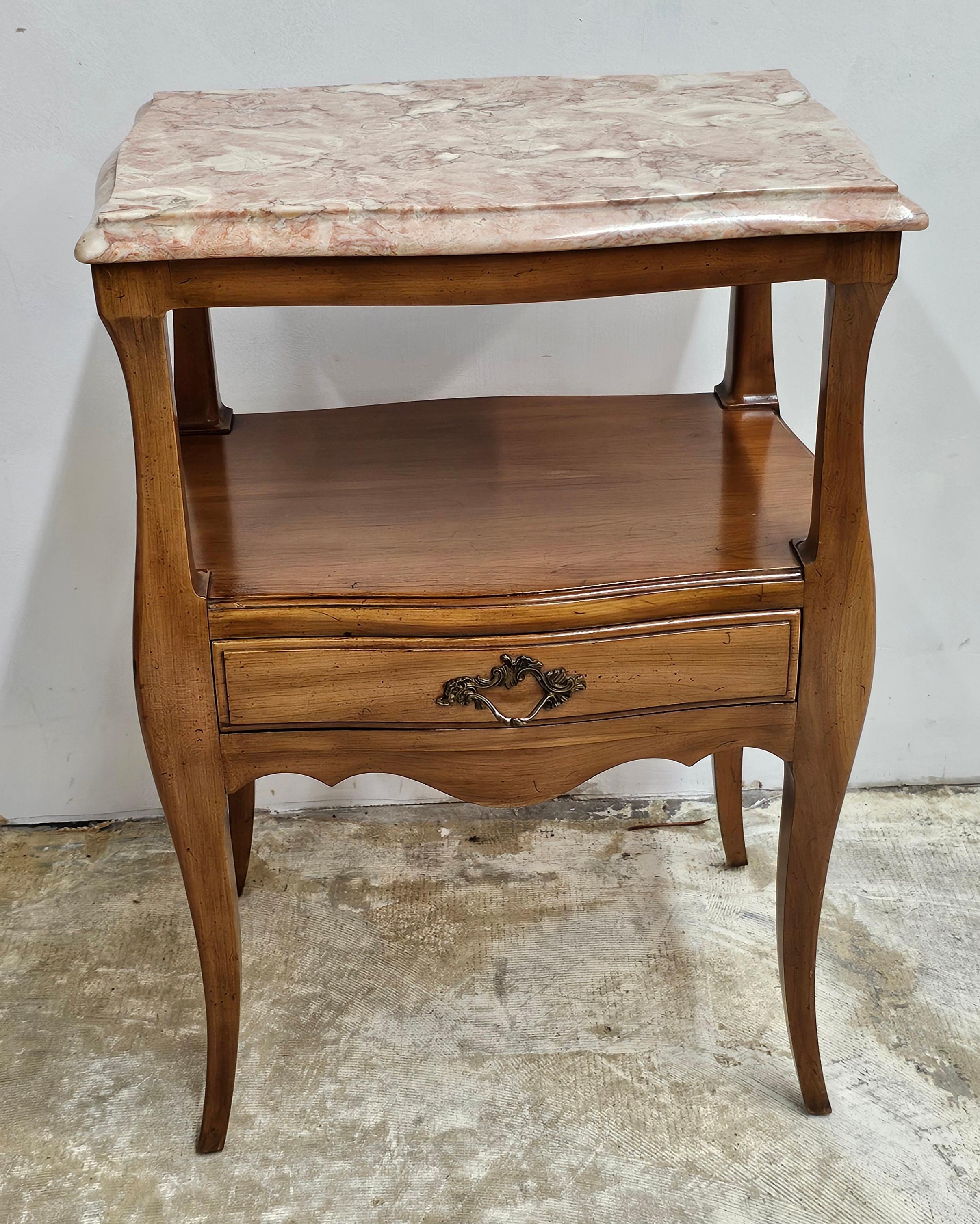 Tavolino in stile Luigi XV di John Widdicomb della metà del secolo, in legno e marmo, con cassetto singolo.
Misura 19,75