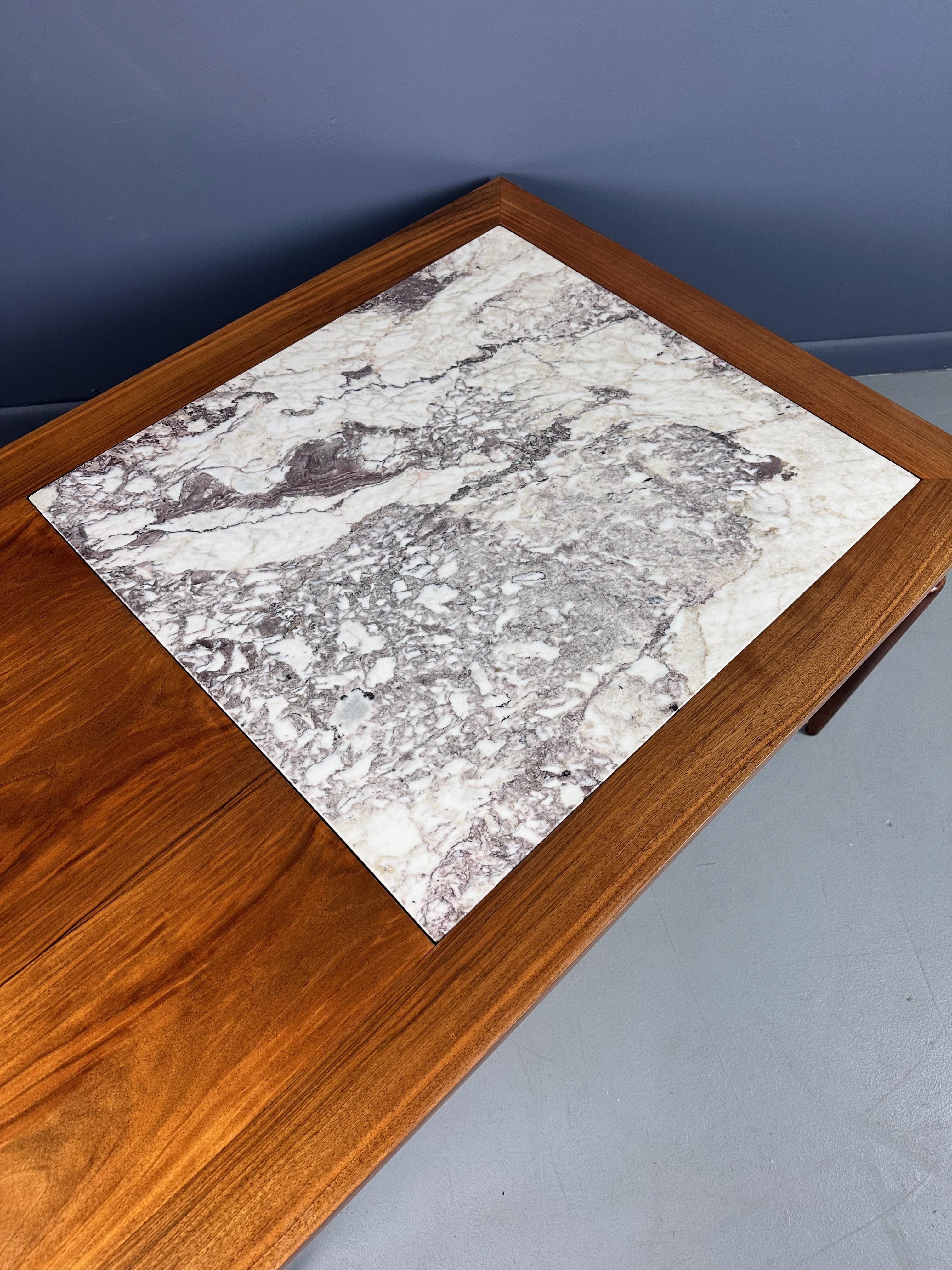 Table basse en marbre et noyer John Widdicomb Robsjohn Gibbings Style Bon état - En vente à Philadelphia, PA