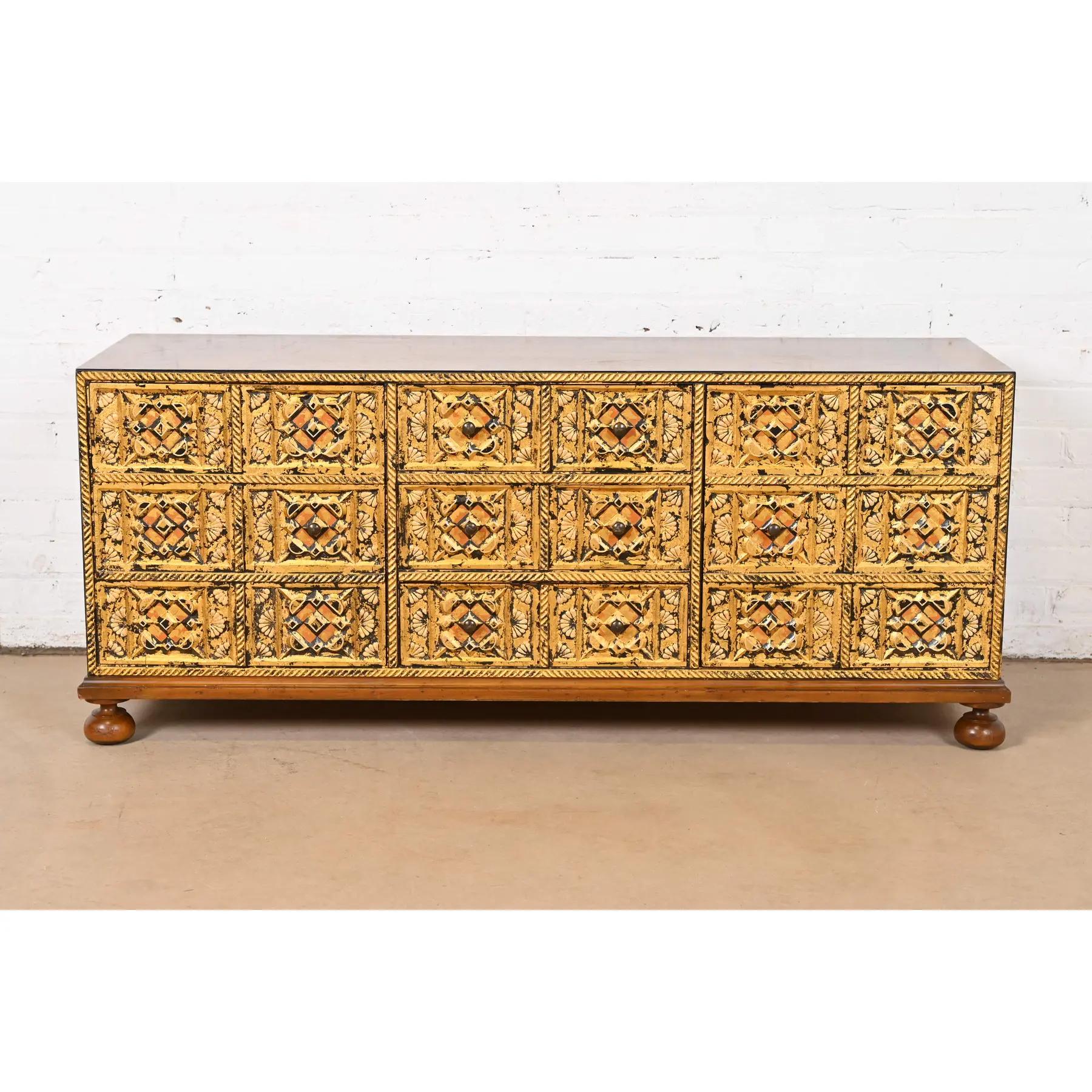 Eine wunderschöne niedrige Kommode oder Kredenz im mediterranen Stil der Jahrhundertmitte

Von John Widdicomb

USA, 1960er Jahre

Gehäuse aus Nussbaumholz, mit aufwendig geschnitzter, handbemalter und vergoldeter Mosaikfront. Die Einlegeböden sind