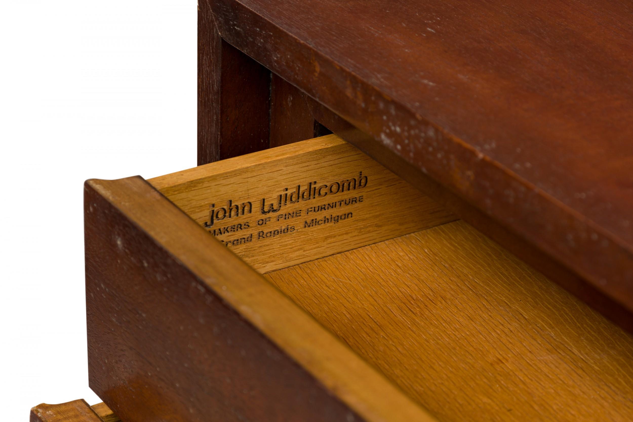 John Widdicomb Commode moderne américaine du milieu du siècle en noyer et bronze en vente 1
