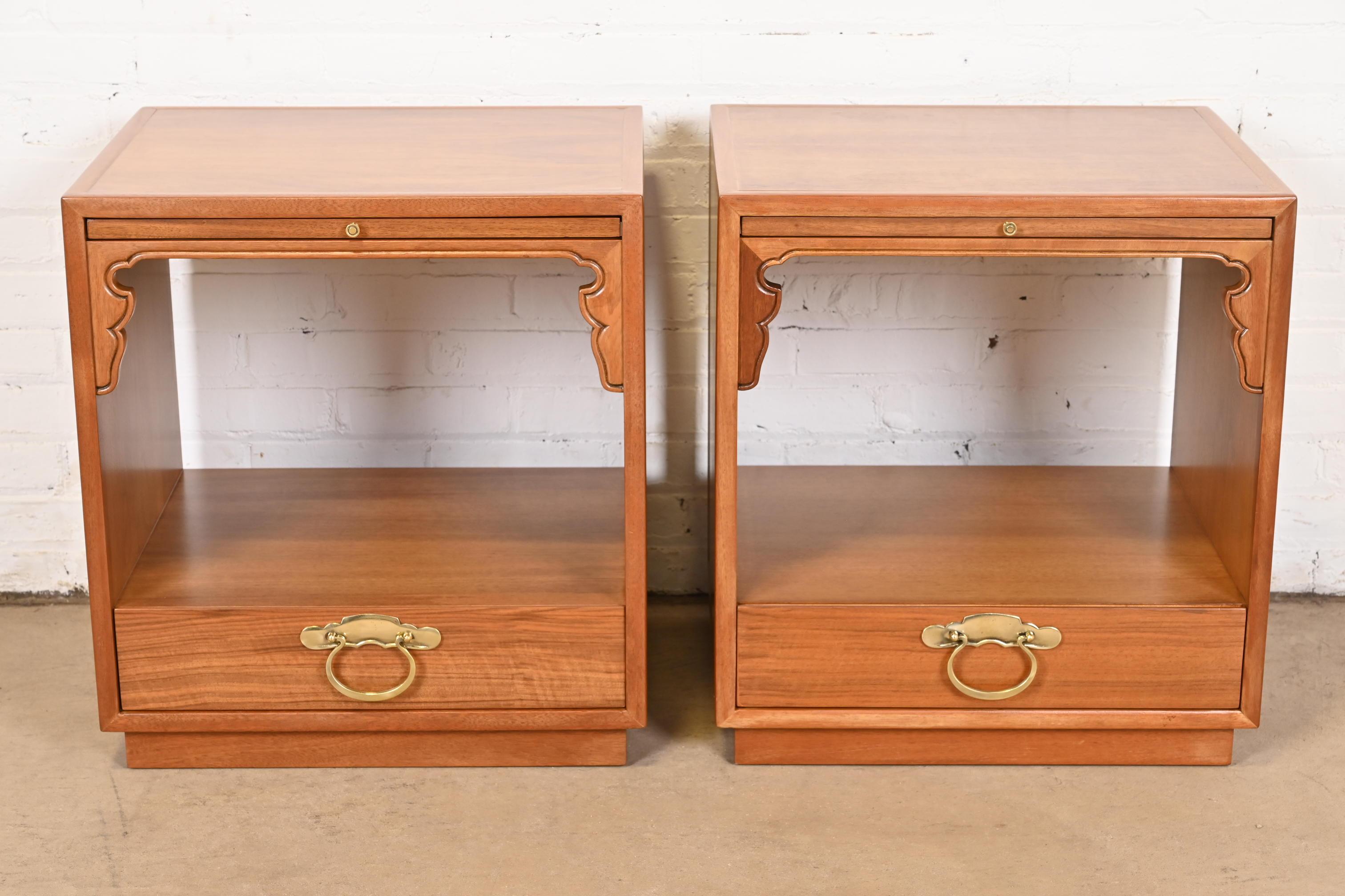 An exceptional pair of mid-century modern Hollywood Regency Chinoiserie nightstands

By John Widdicomb

USA, Circa 1960s

Gorgeous burled walnut, with original Asian-inspired brass hardware.

Measures: 22
