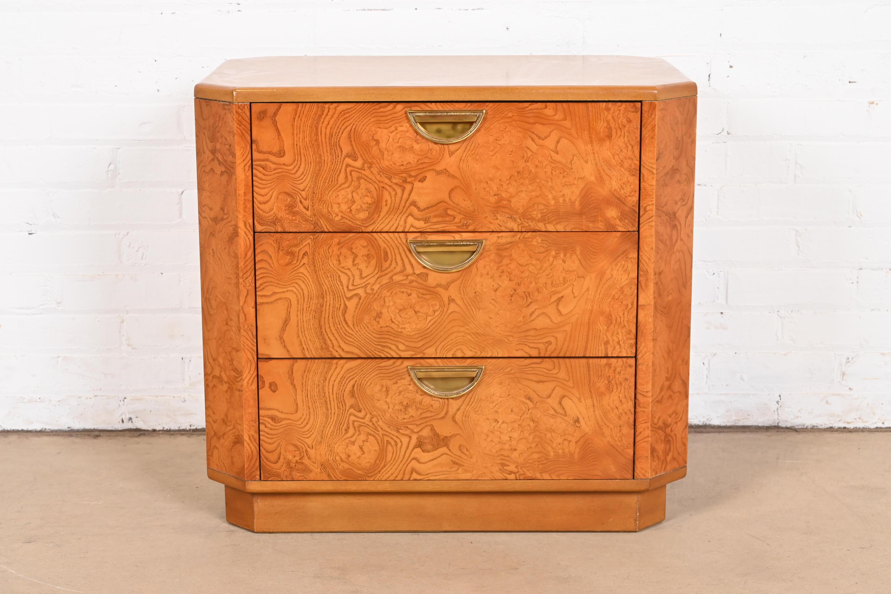 An exceptional mid-century modern Hollywood Regency three-drawer nightstand or bachelor chest

By John Widdicomb

USA, Circa 1970s

Gorgeous burl wood, with original brass hardware.

Measures: 26