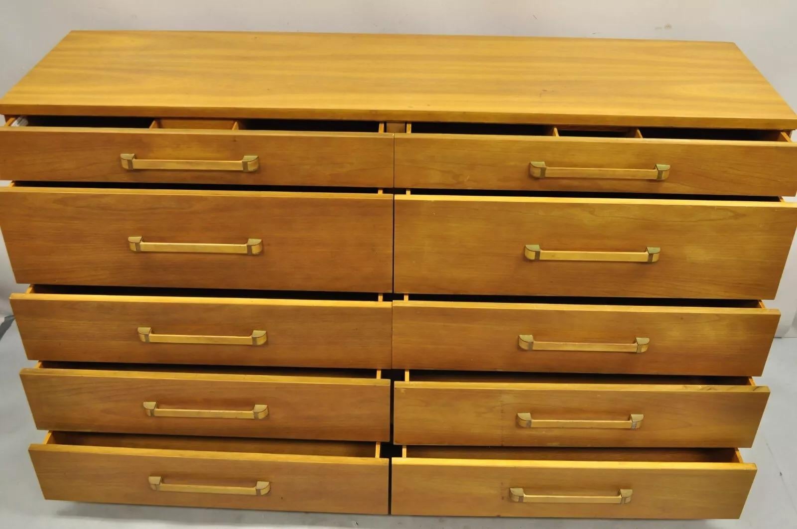 John Widdicomb Mid Century Modern 10 Drawer Blonde Mahogany Large Dresser Chest. Circa Mid 20th Century. Measurements: 42